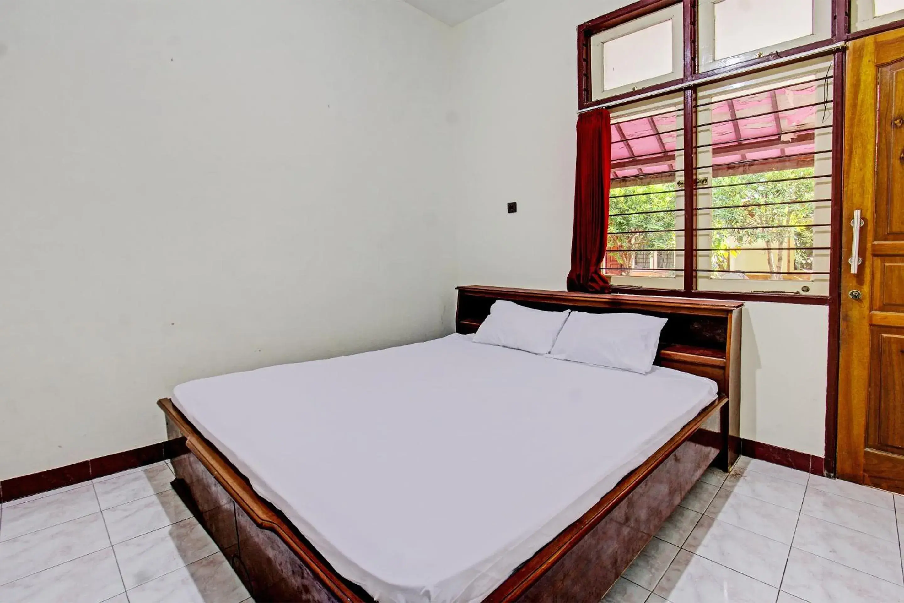 Hotel O Losmen Tjabe Merah Near Alfamart Bintaro Hotel O Losmen Tjabe Merah Near Alfamart Bintaro