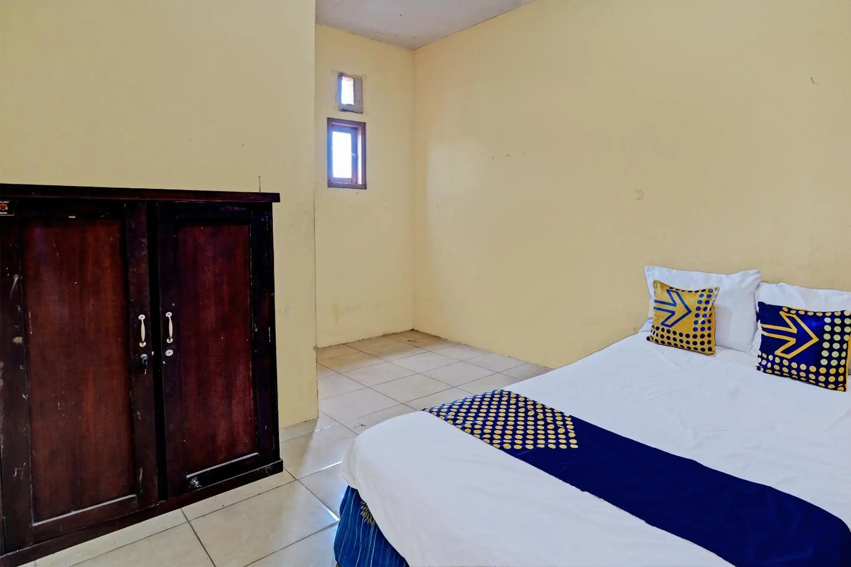 Budget Double Room in Hotel O Lili Kost SyariahNearKetapang Royal City Budget Double Room in Hotel O Lili Kost SyariahNearKetapang Royal City