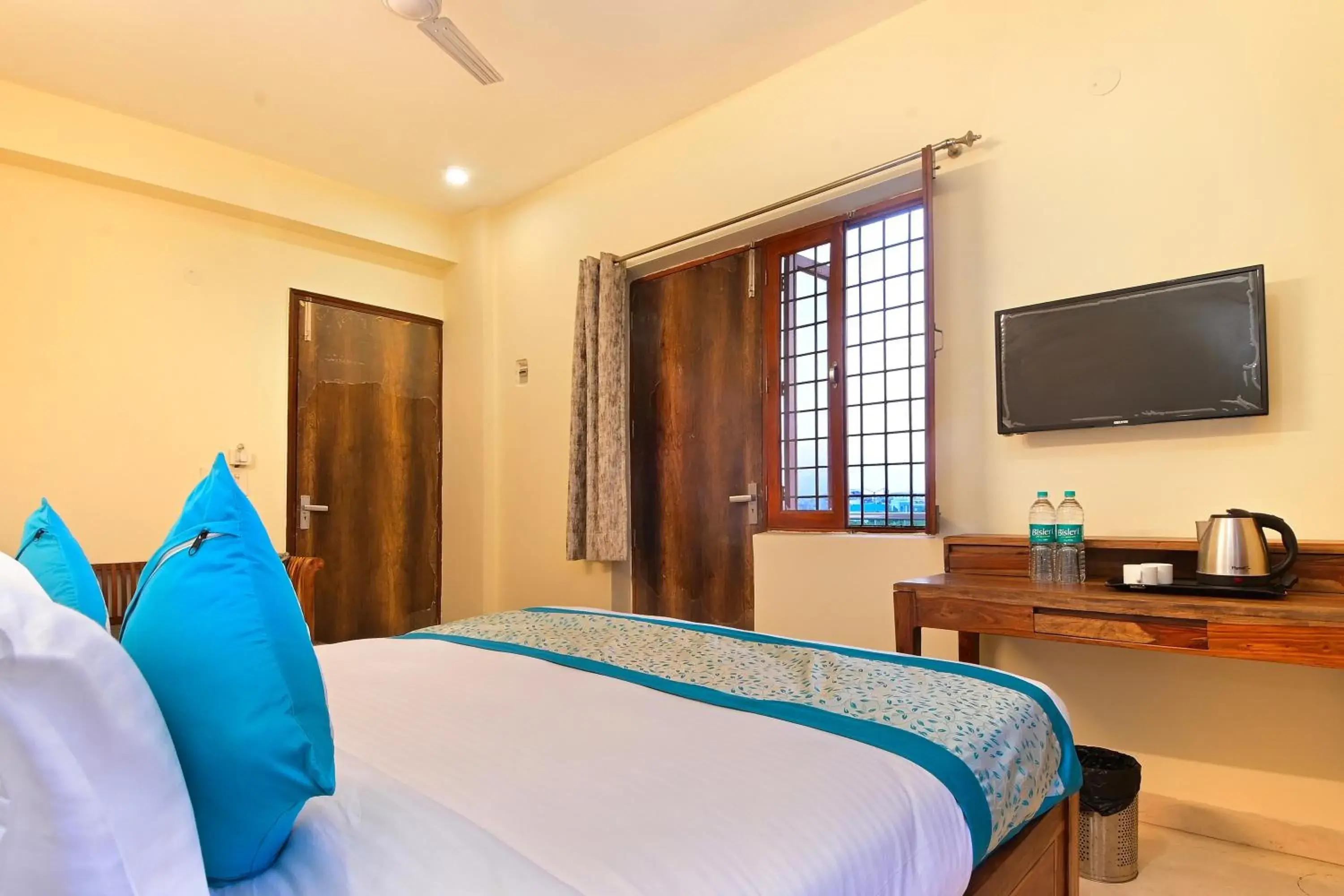 Deluxe Double Room - single occupancy in Hotel The York - Couple-unfriendly hotel Deluxe Double Room - single occupancy in Hotel The York - Couple-unfriendly hotel