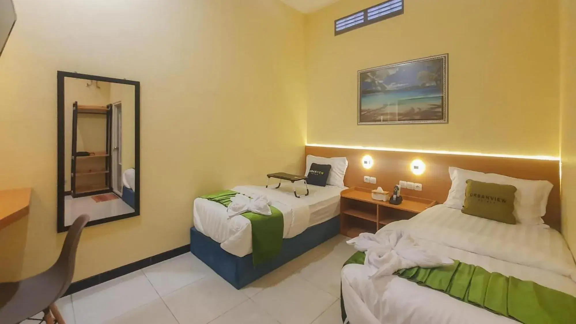 Superior Twin Room - single occupancy in Urbanview Hotel Sakura Kampung Inggris Pare by RedDoorz Superior Twin Room - single occupancy in Urbanview Hotel Sakura Kampung Inggris Pare by RedDoorz