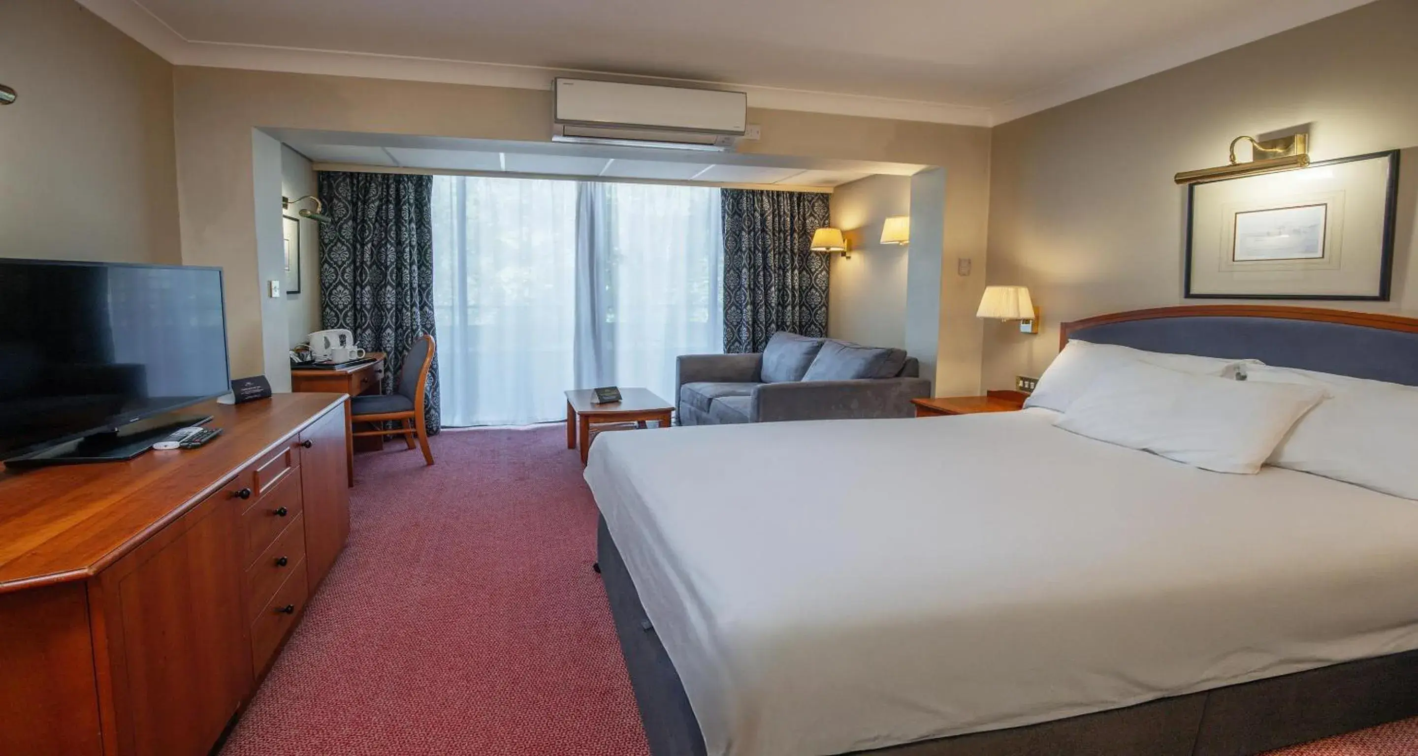 Executive King Room with Sofa Bed - Non-Smoking in Derby Mickleover Hotel, BW Signature Collection Executive King Room with Sofa Bed - Non-Smoking in Derby Mickleover Hotel, BW Signature Collection