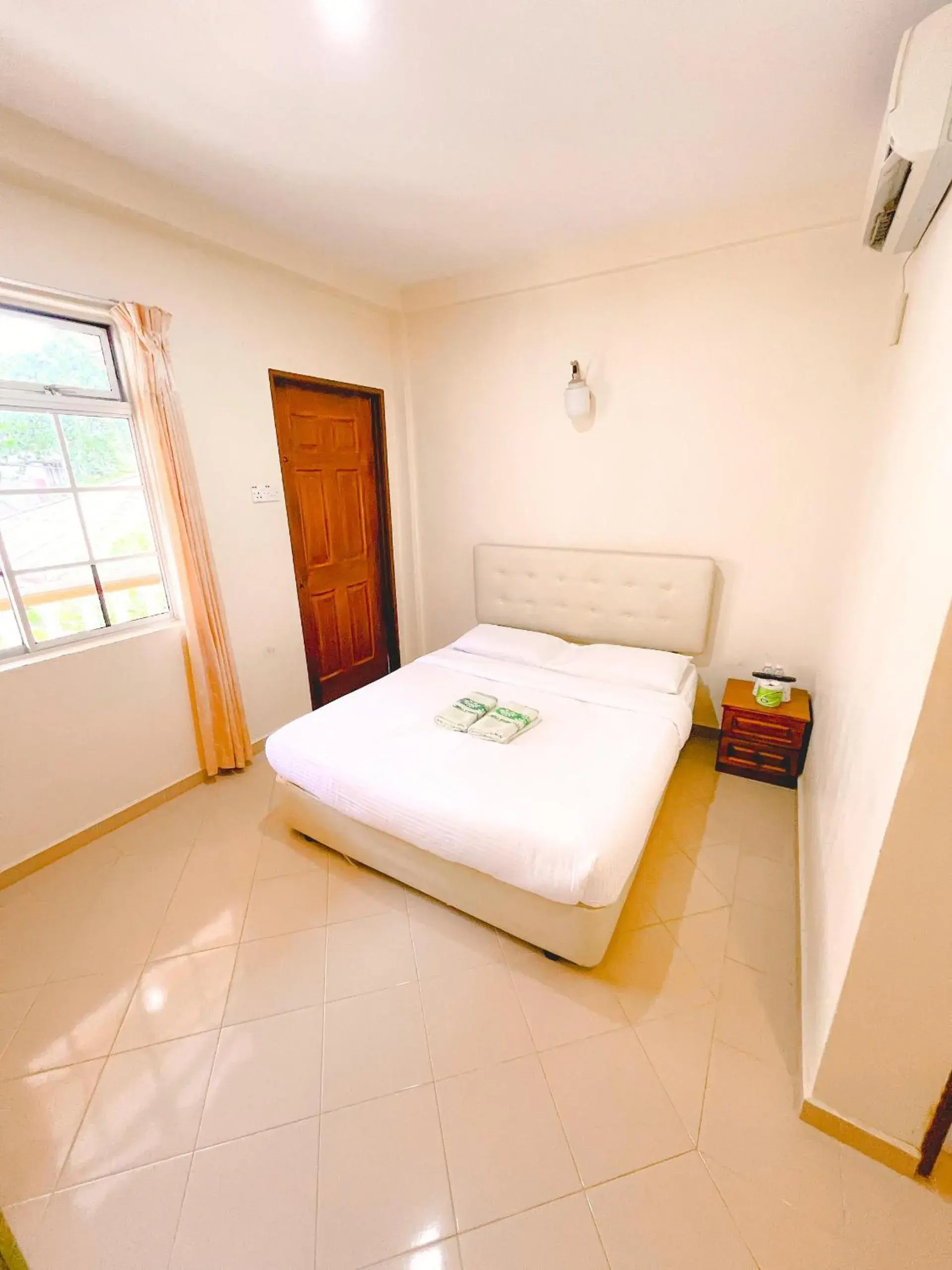 Superior Queen Room in Amzar Motel Cenang Superior Queen Room in Amzar Motel Cenang