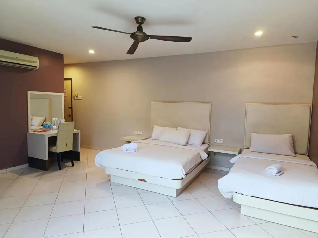 Deluxe Double Room (2 Adults + 1 Child) in SR Inn Deluxe Double Room (2 Adults + 1 Child) in SR Inn