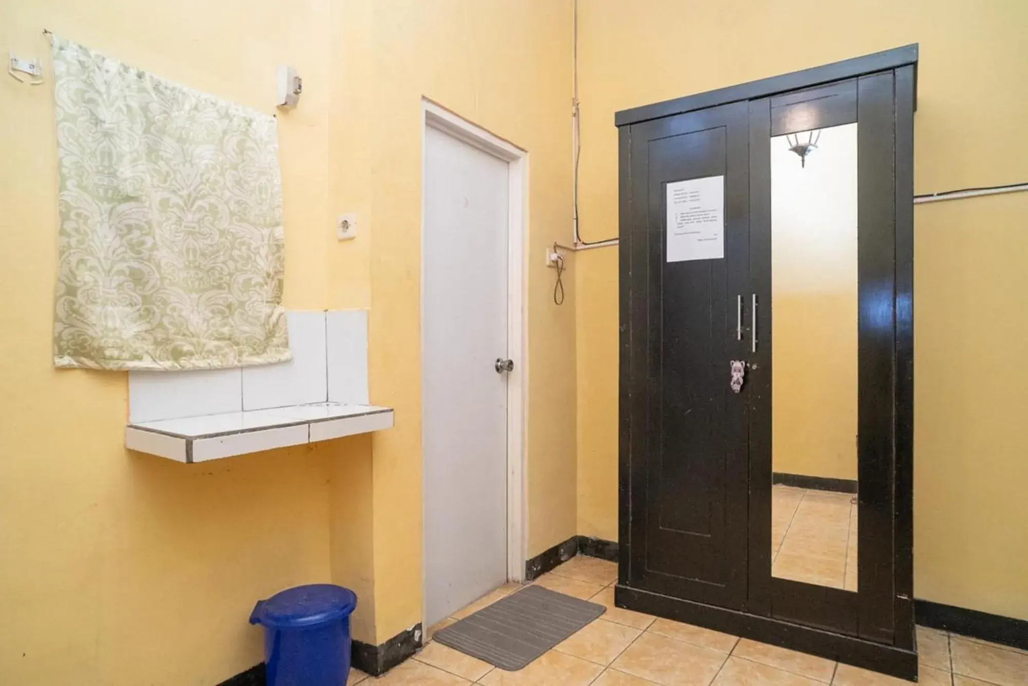 Standard King Room - single occupancy in Sabar Mansion 22 Mitra RedDoorz Standard King Room - single occupancy in Sabar Mansion 22 Mitra RedDoorz