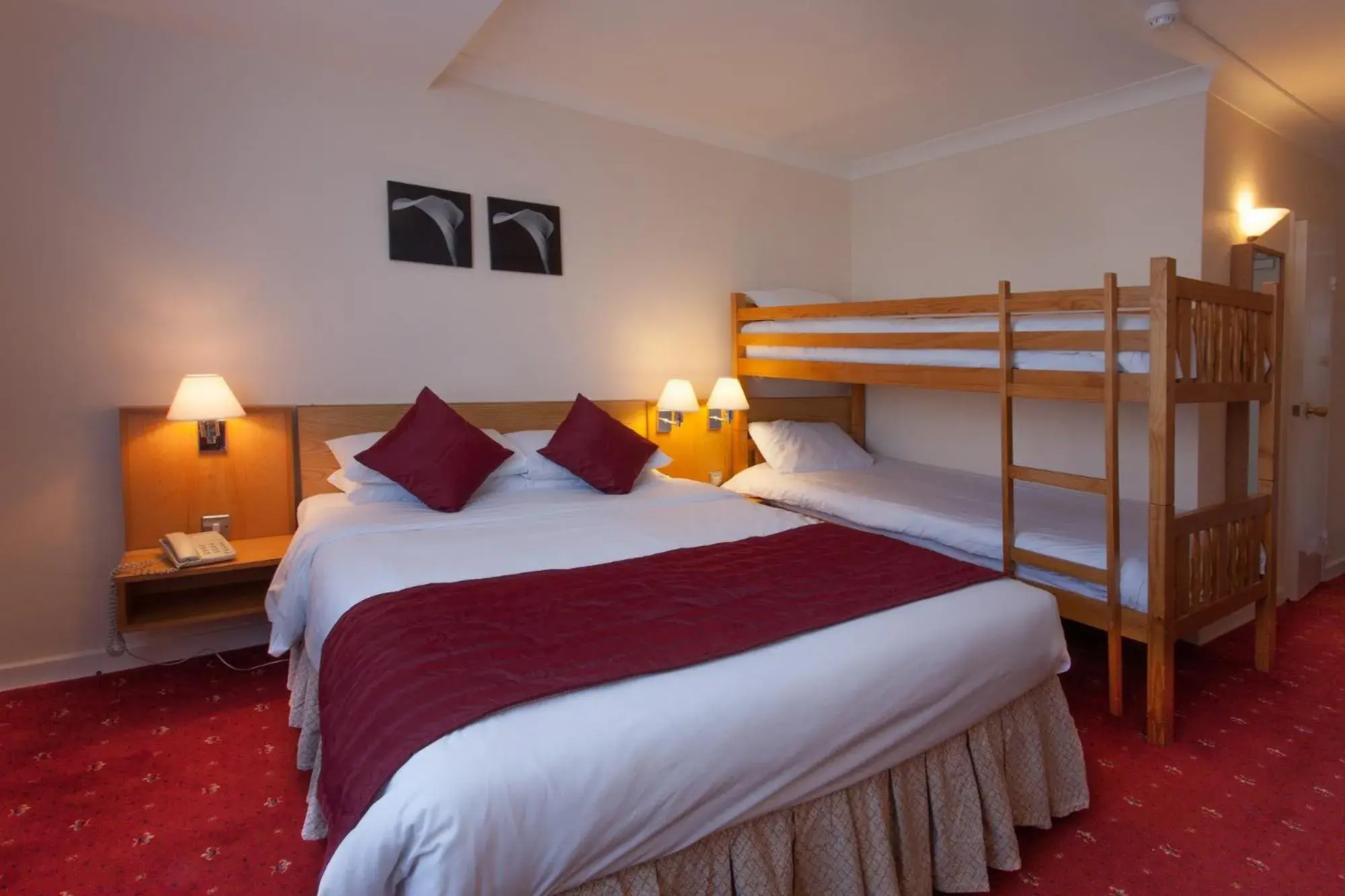 Family Room (2 Adults + 2 Children) in The Roundhouse Family Room (2 Adults + 2 Children) in The Roundhouse