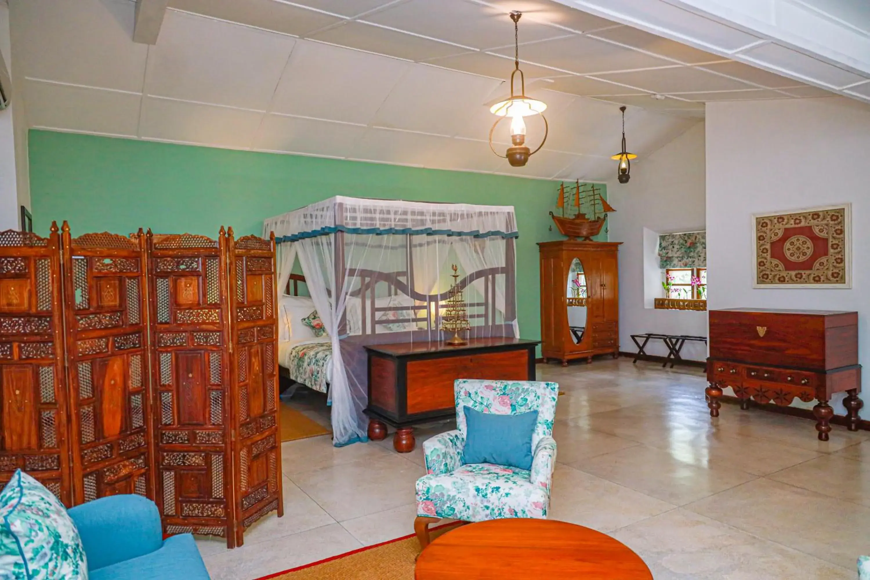 Suite with sunset tea or coffee and homemade cookies, dining experience overlooking the Hanthana views hill and a morning bird-watching trail - single occupancy in Mountbatten Bungalow- Thema Collection Suite with sunset tea or coffee and homemade cookies, dining experience overlooking the Hanthana views hill and a morning bird-watching trail - single occupancy in Mountbatten Bungalow- Thema Collection