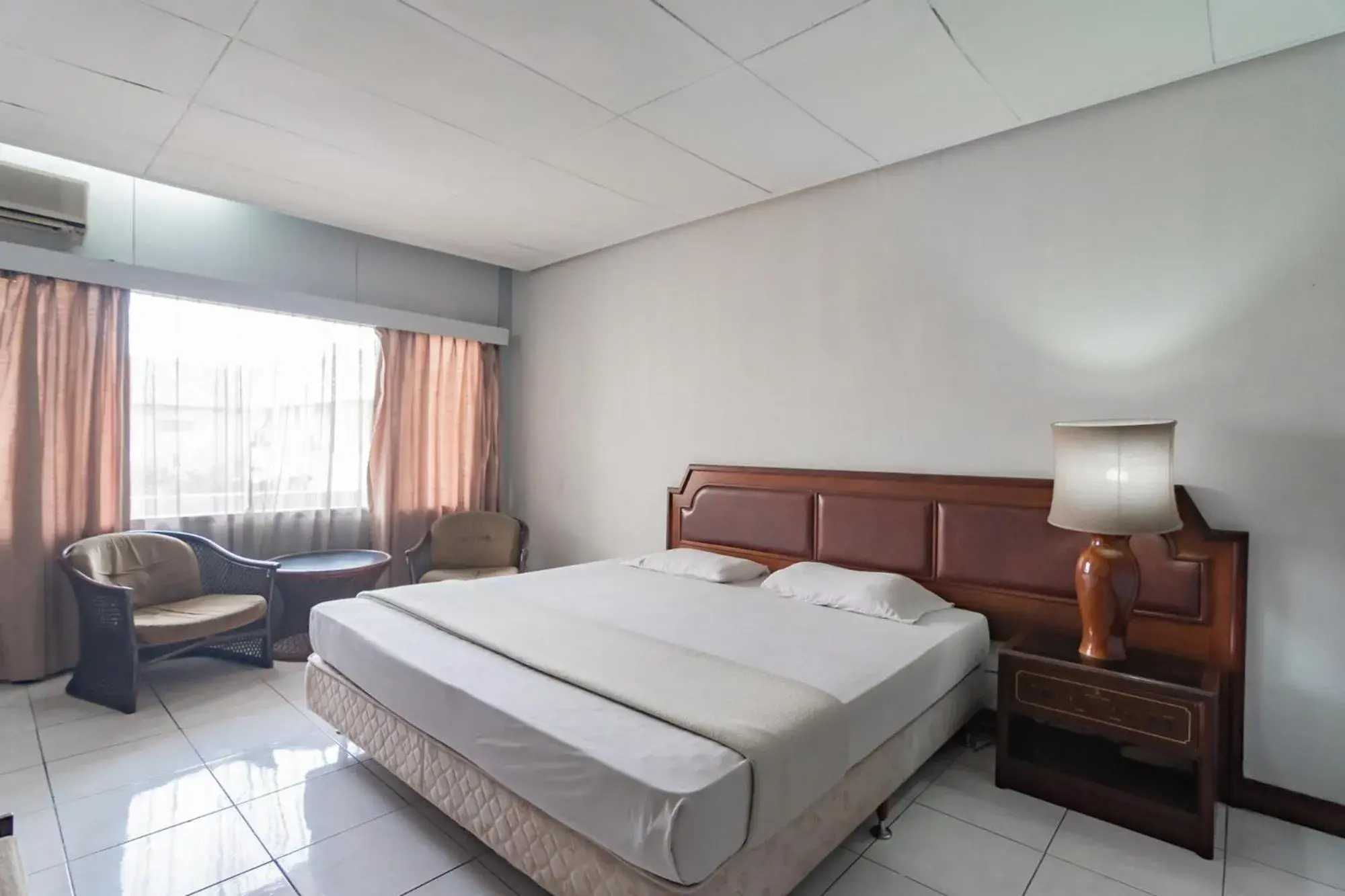 Standard Double Room - single occupancy in Istana Hotel Bandung Mitra RedDoorz Standard Double Room - single occupancy in Istana Hotel Bandung Mitra RedDoorz