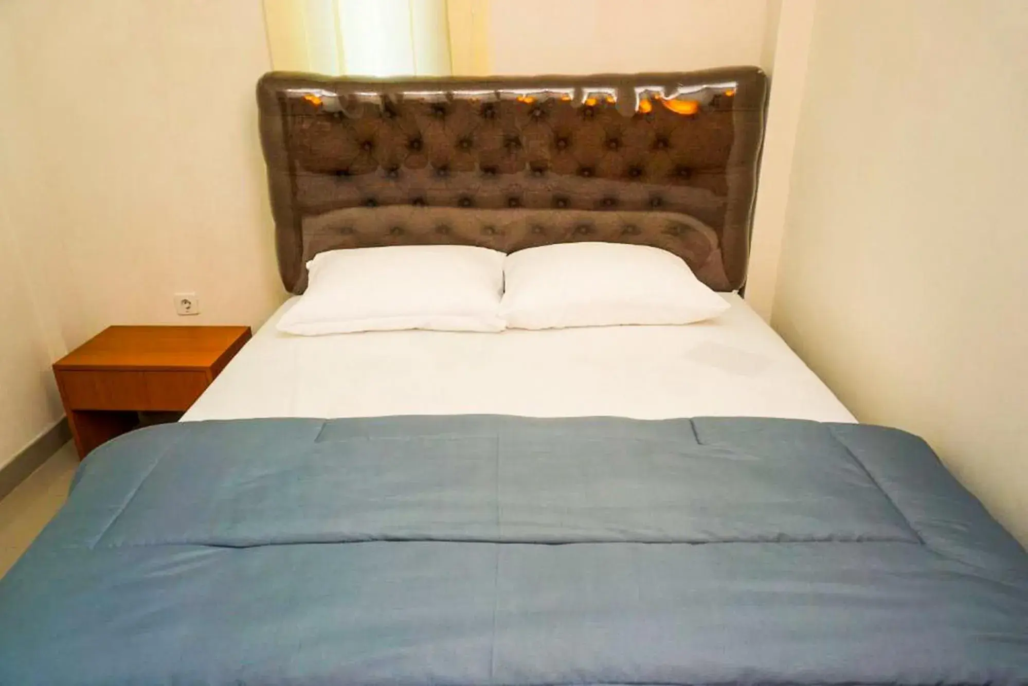 Superior Double Room - single occupancy in Omah Leren Mitra RedDoorz near Gembiraloka Zoo Yogyakarta Superior Double Room - single occupancy in Omah Leren Mitra RedDoorz near Gembiraloka Zoo Yogyakarta