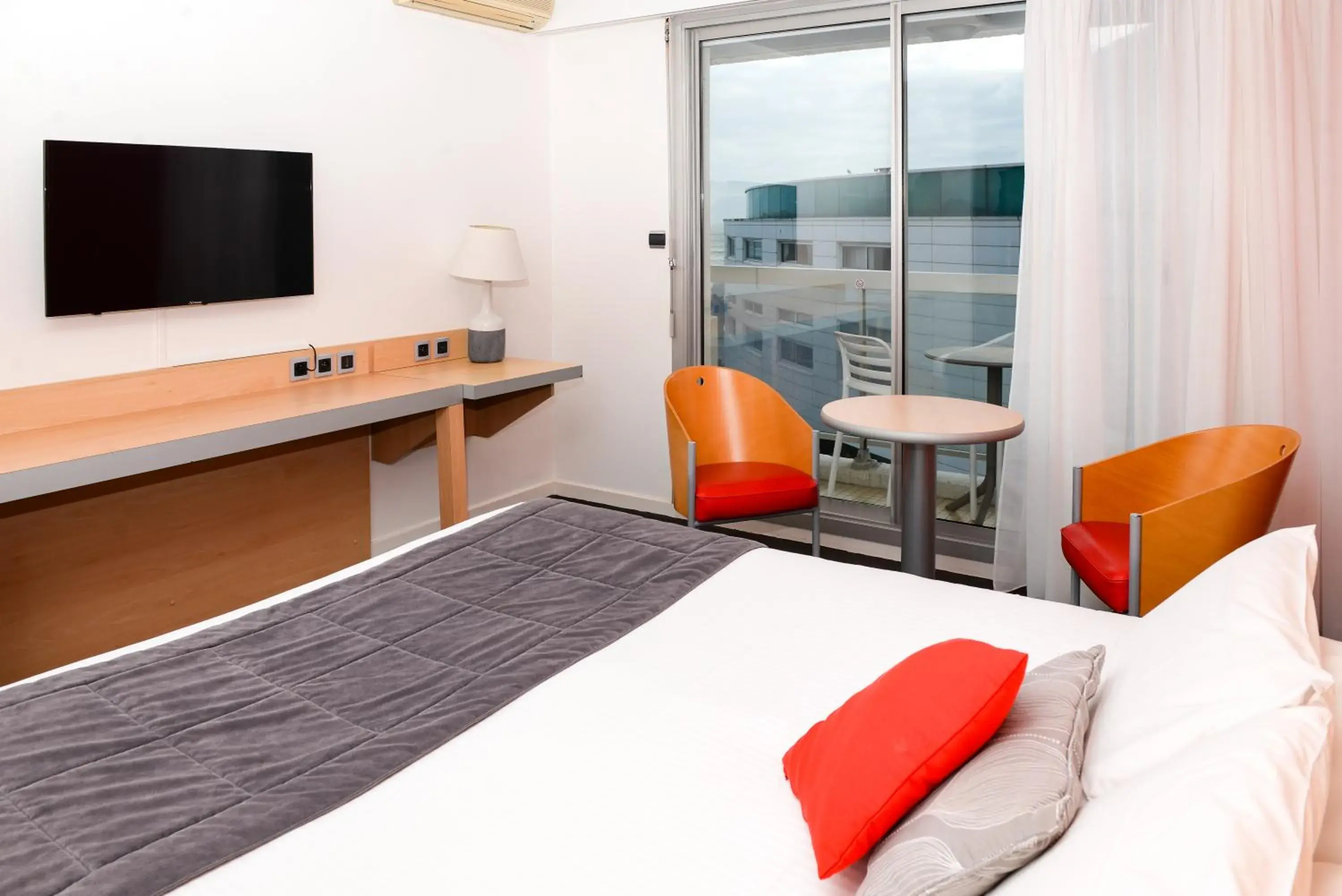 Superior Double Room with Partial Sea View in Kyriad Prestige Les Sables d'Olonne - Plage - Centre des Congrès Superior Double Room with Partial Sea View in Kyriad Prestige Les Sables d'Olonne - Plage - Centre des Congrès