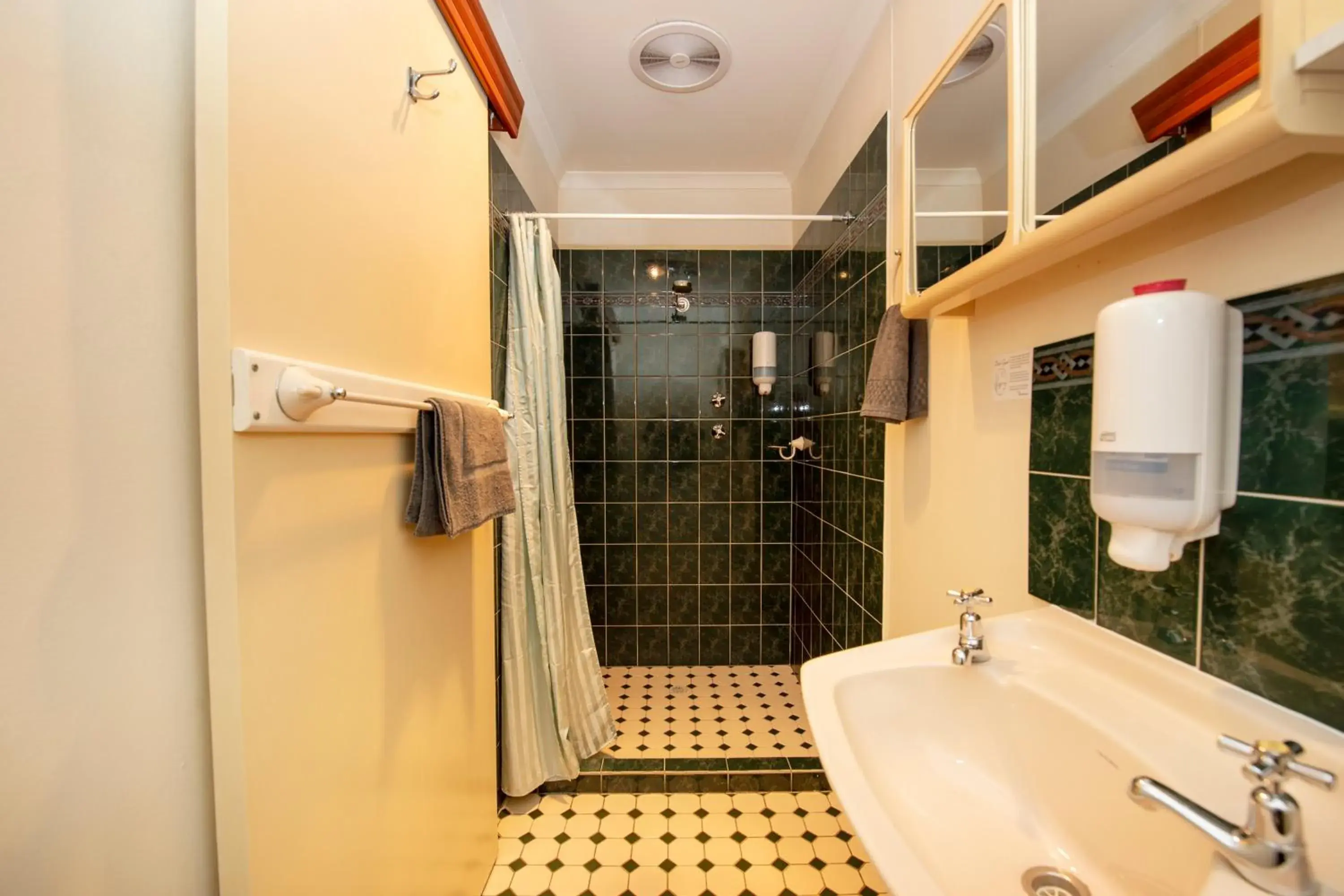 Family Room in Ardrossan Hotel Motel Family Room in Ardrossan Hotel Motel