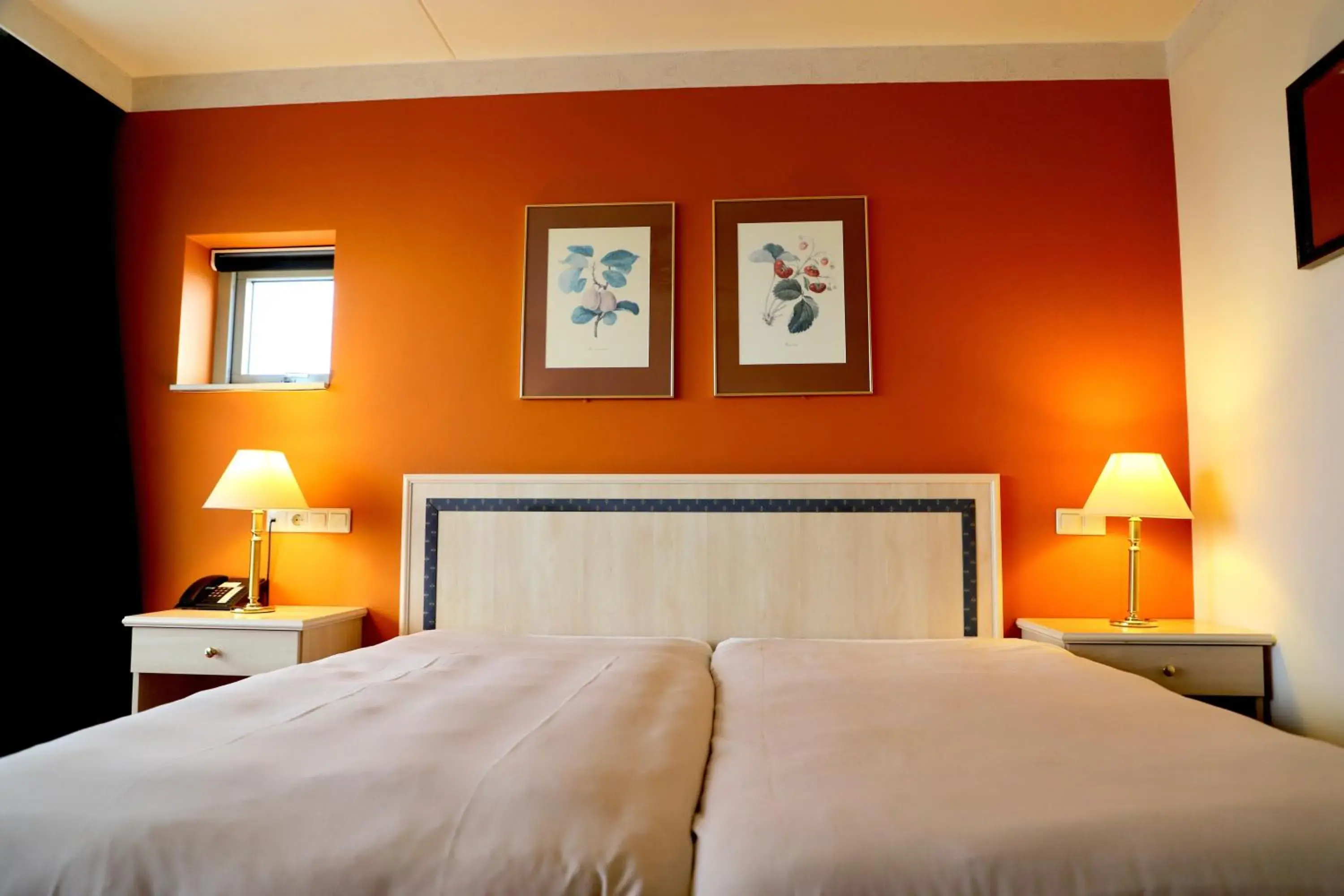 Deluxe Twin Room with Bathtub in City Hotel Restaurant Stadskanaal Deluxe Twin Room with Bathtub in City Hotel Restaurant Stadskanaal