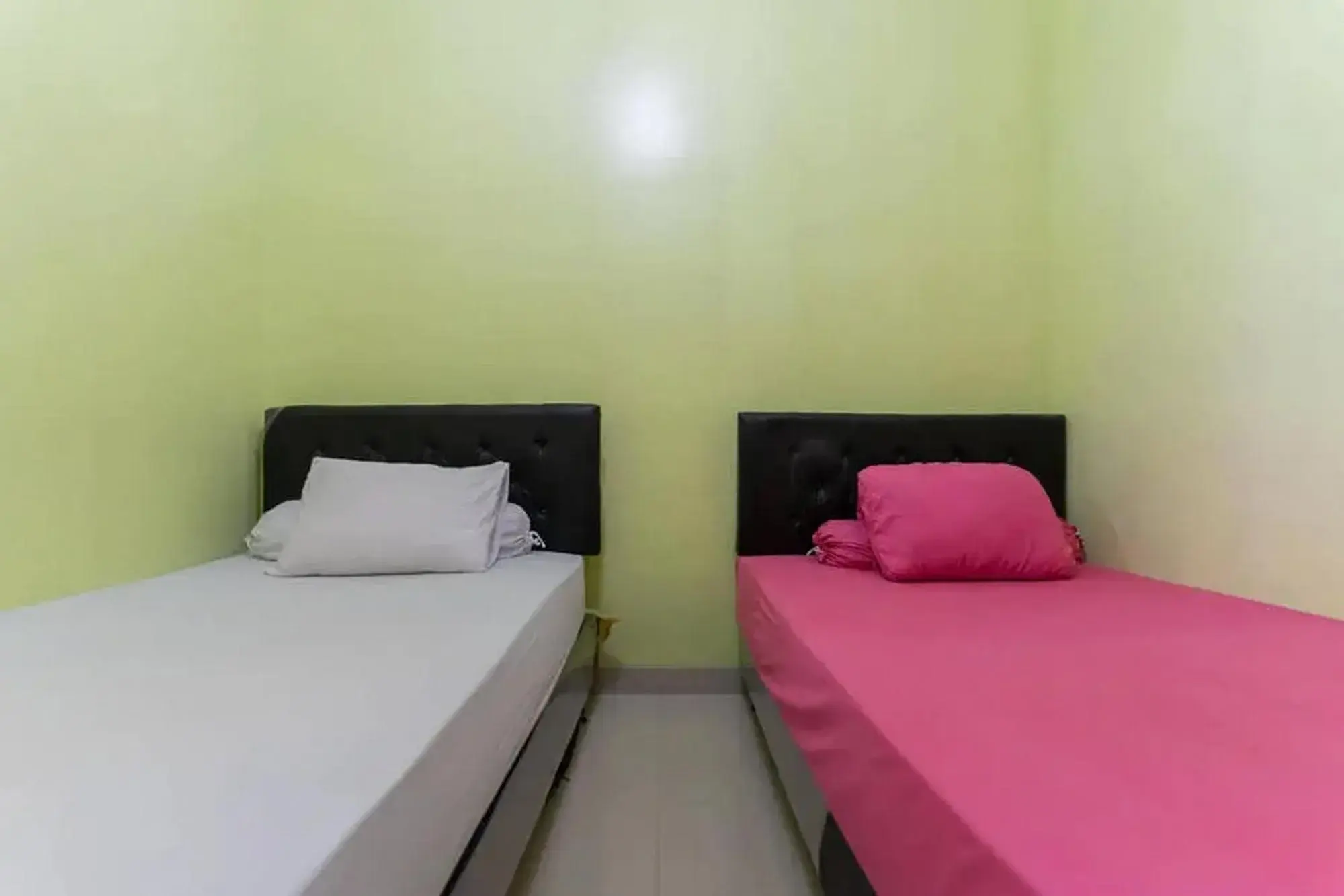 Twin Room - single occupancy in Kostawira Syariah Bintaro Mitra RedDoorz Twin Room - single occupancy in Kostawira Syariah Bintaro Mitra RedDoorz