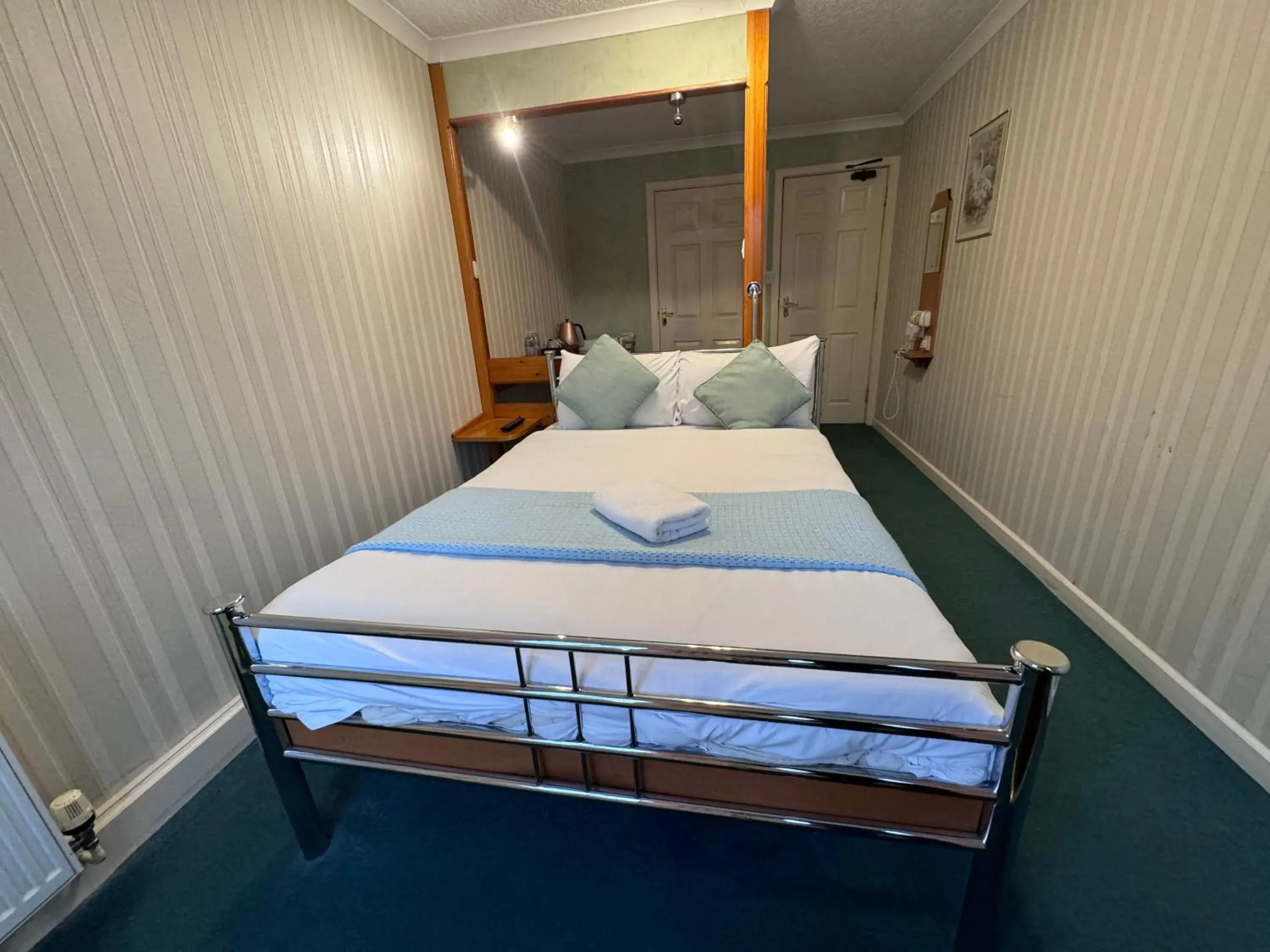 King Room - Disability Access in All Seasons Gatwick Guest House & Parking King Room - Disability Access in All Seasons Gatwick Guest House & Parking