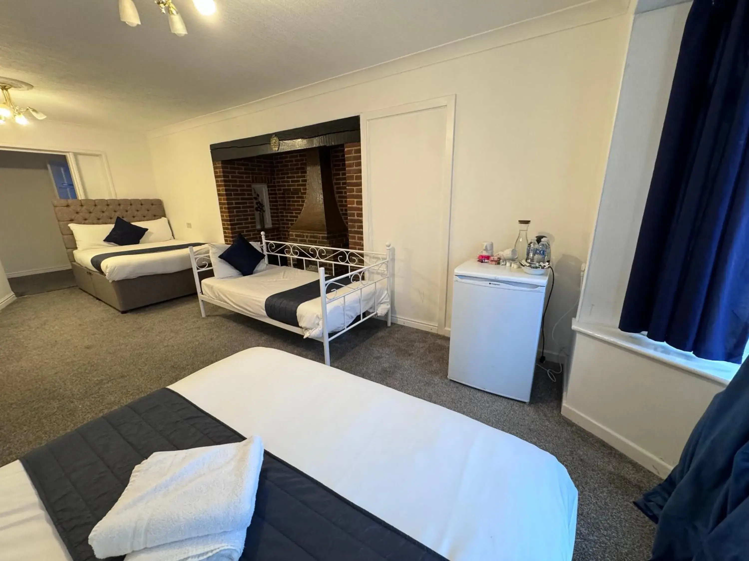 Family Room with Private Bathroom in All Seasons Gatwick Guest House & Parking Family Room with Private Bathroom in All Seasons Gatwick Guest House & Parking