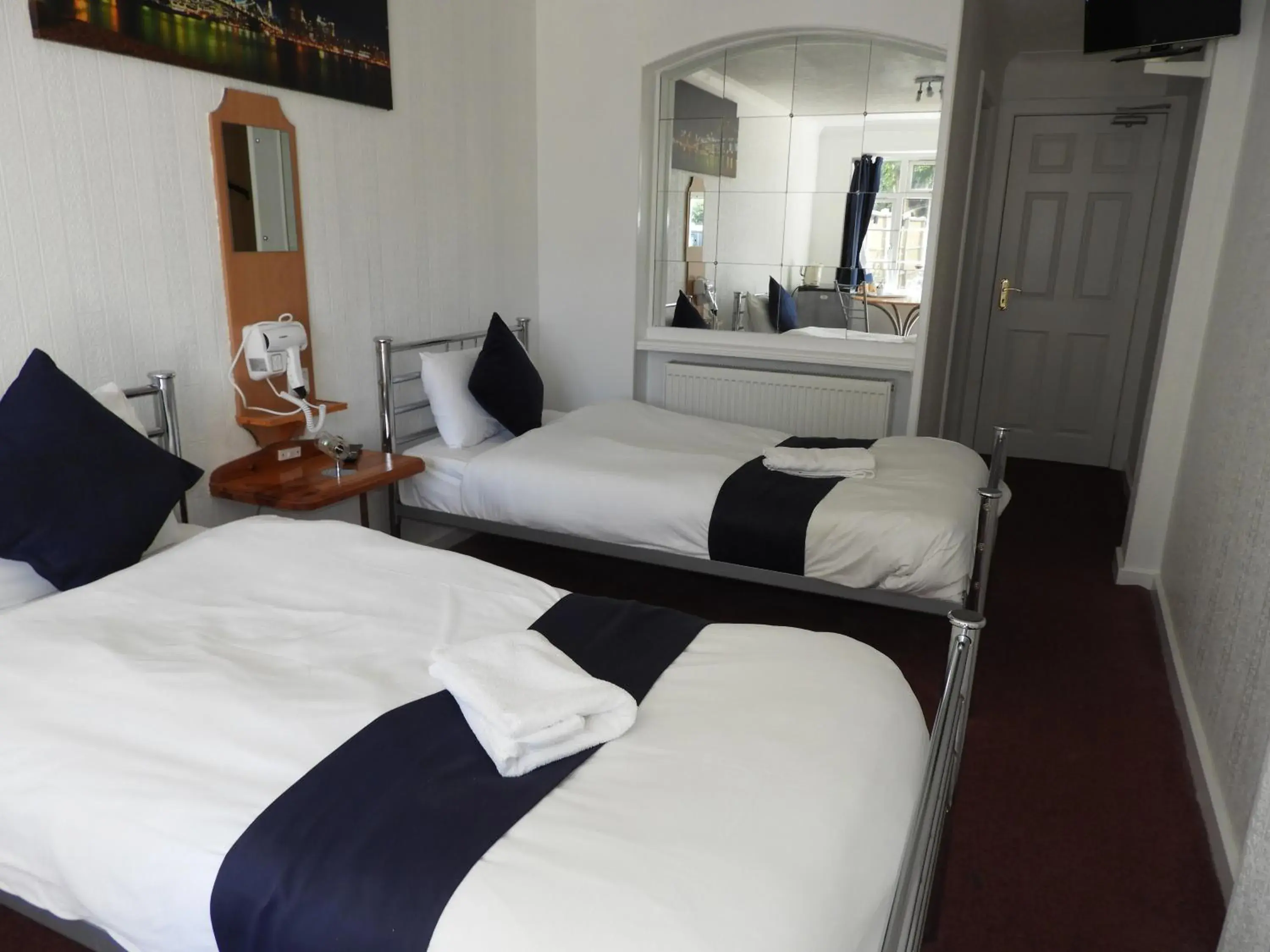 Twin Room - Disability Access in All Seasons Gatwick Guest House & Parking Twin Room - Disability Access in All Seasons Gatwick Guest House & Parking