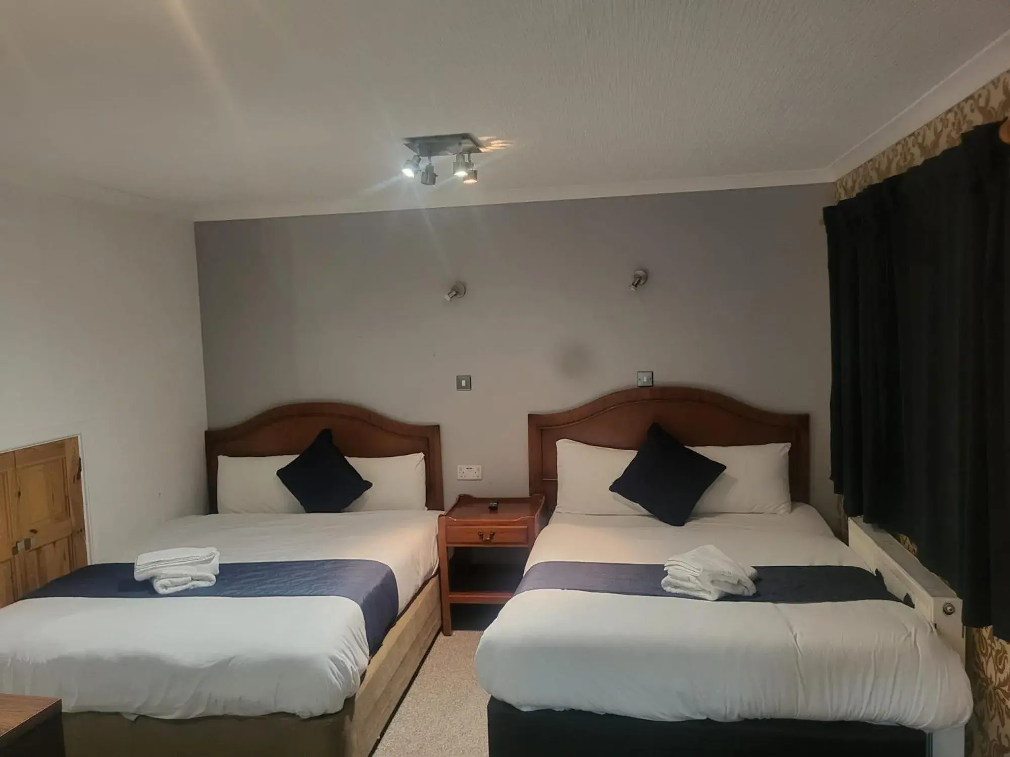 Comfort Quadruple Room in All Seasons Gatwick Guest House & Parking Comfort Quadruple Room in All Seasons Gatwick Guest House & Parking