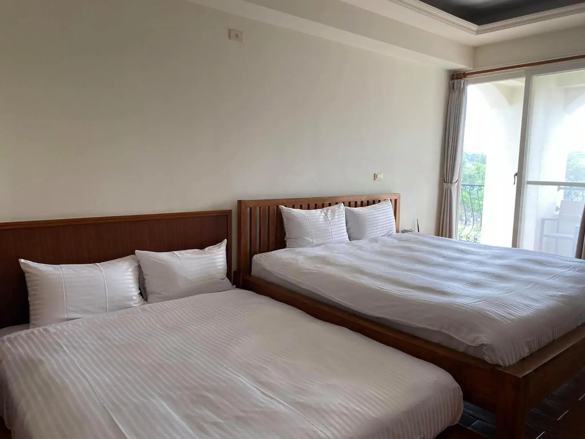 Quadruple Room with Balcony in Mamalulu Hostel Quadruple Room with Balcony in Mamalulu Hostel