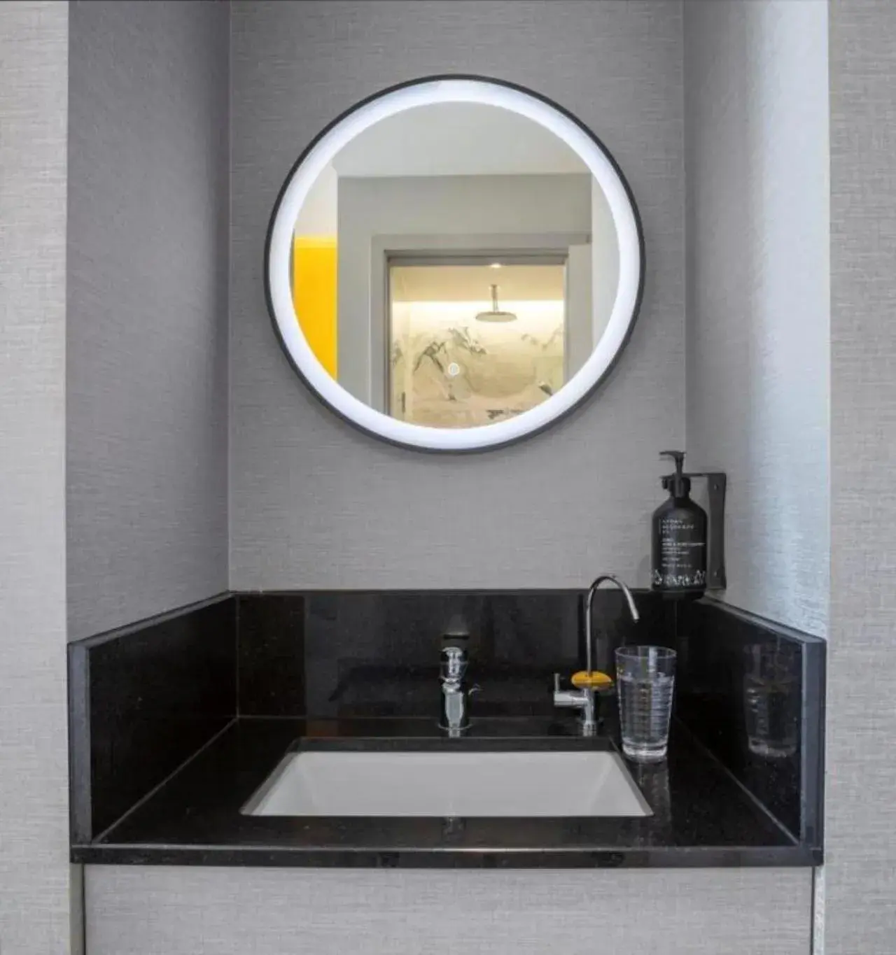 Superior Twin Room with City View in Hotel Mi Rochor Superior Twin Room with City View in Hotel Mi Rochor