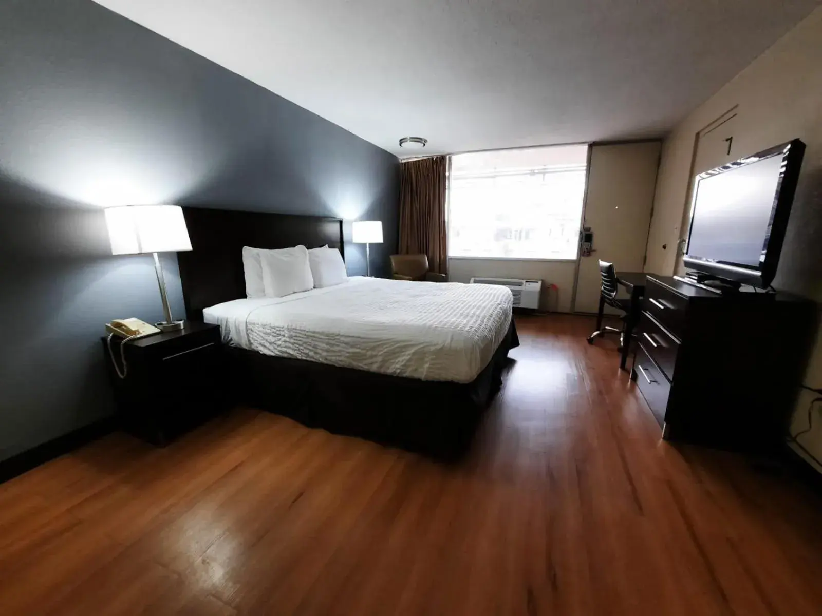 King Bed Smoking in Americas Best Value Inn Moline King Bed Smoking in Americas Best Value Inn Moline