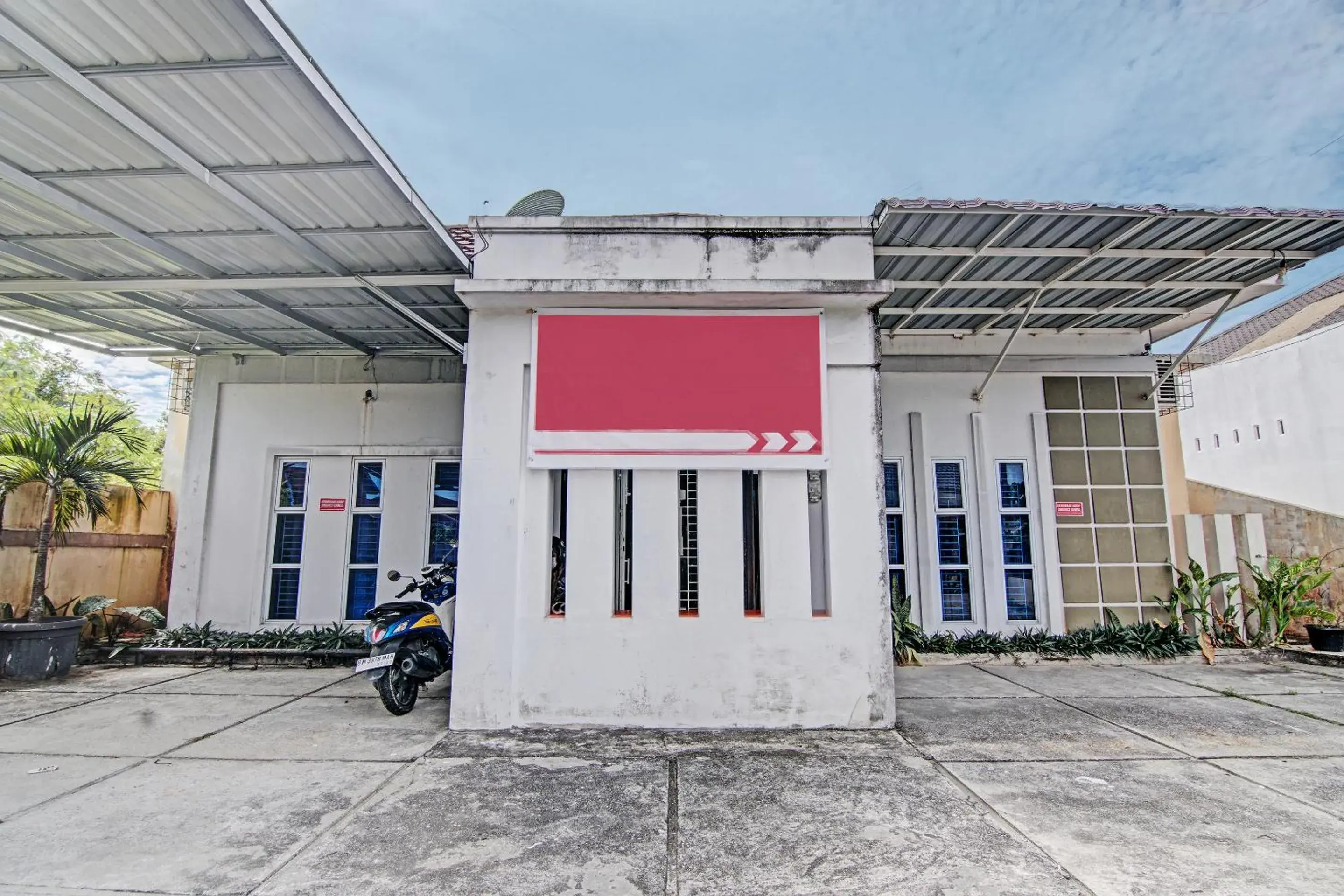 Hotel O Penginapan Puti SyariahNearBandara Sultan Syarif Kasim II Hotel O Penginapan Puti SyariahNearBandara Sultan Syarif Kasim II