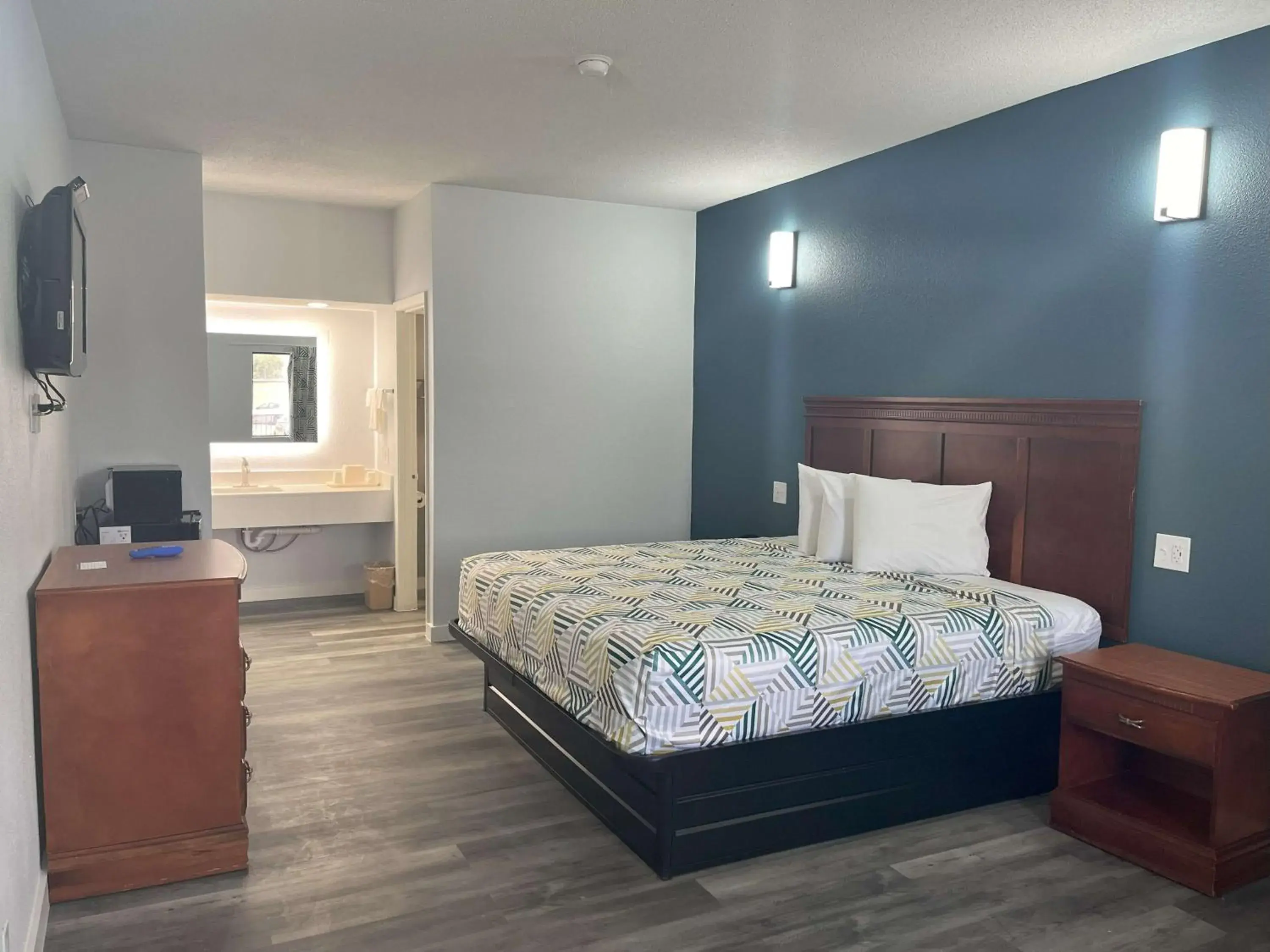 King Room - Disability Access - Non-Smoking in Rodeway Inn King Room - Disability Access - Non-Smoking in Rodeway Inn