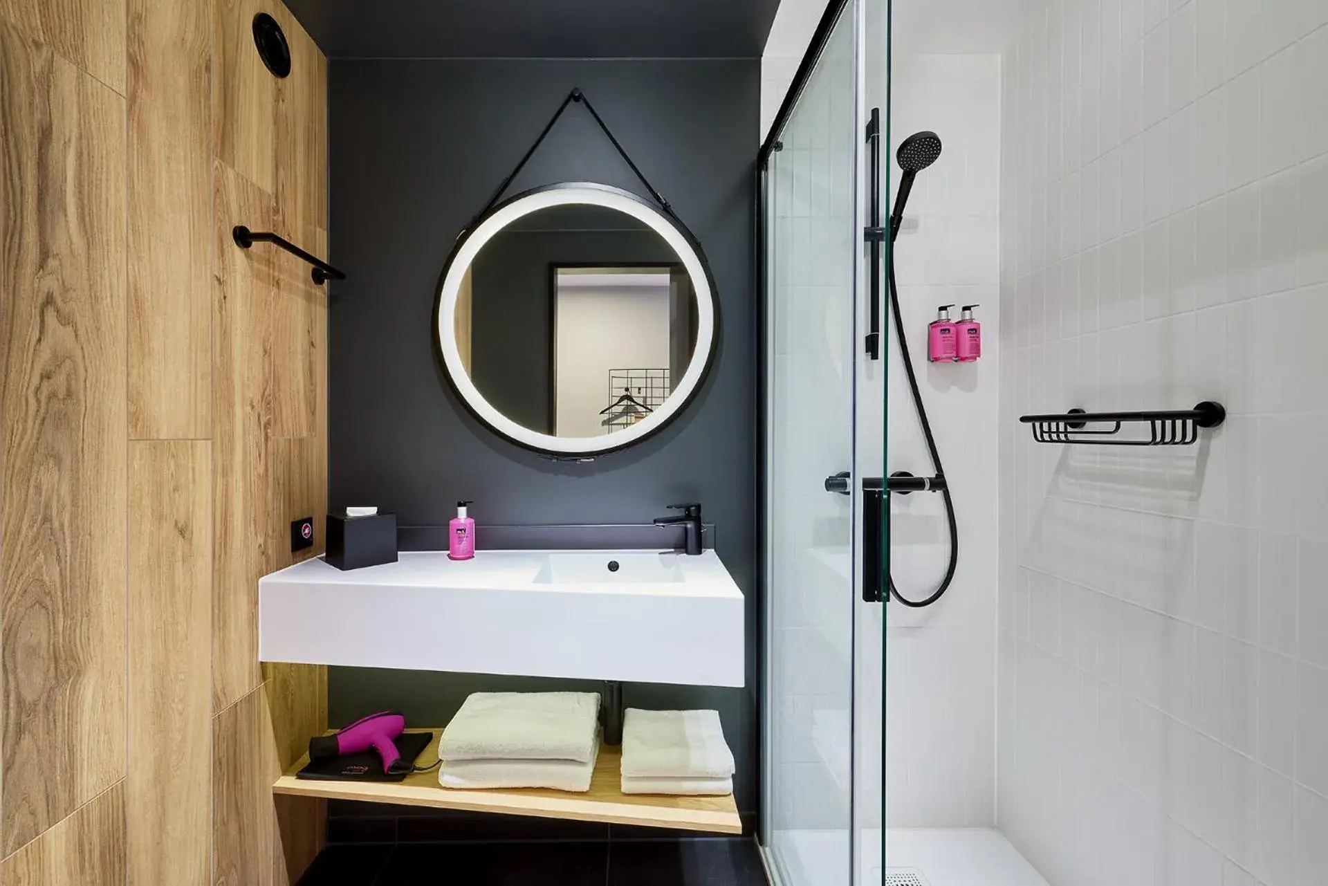 Moxy Twin Room with City View in Moxy Karlsruhe Moxy Twin Room with City View in Moxy Karlsruhe