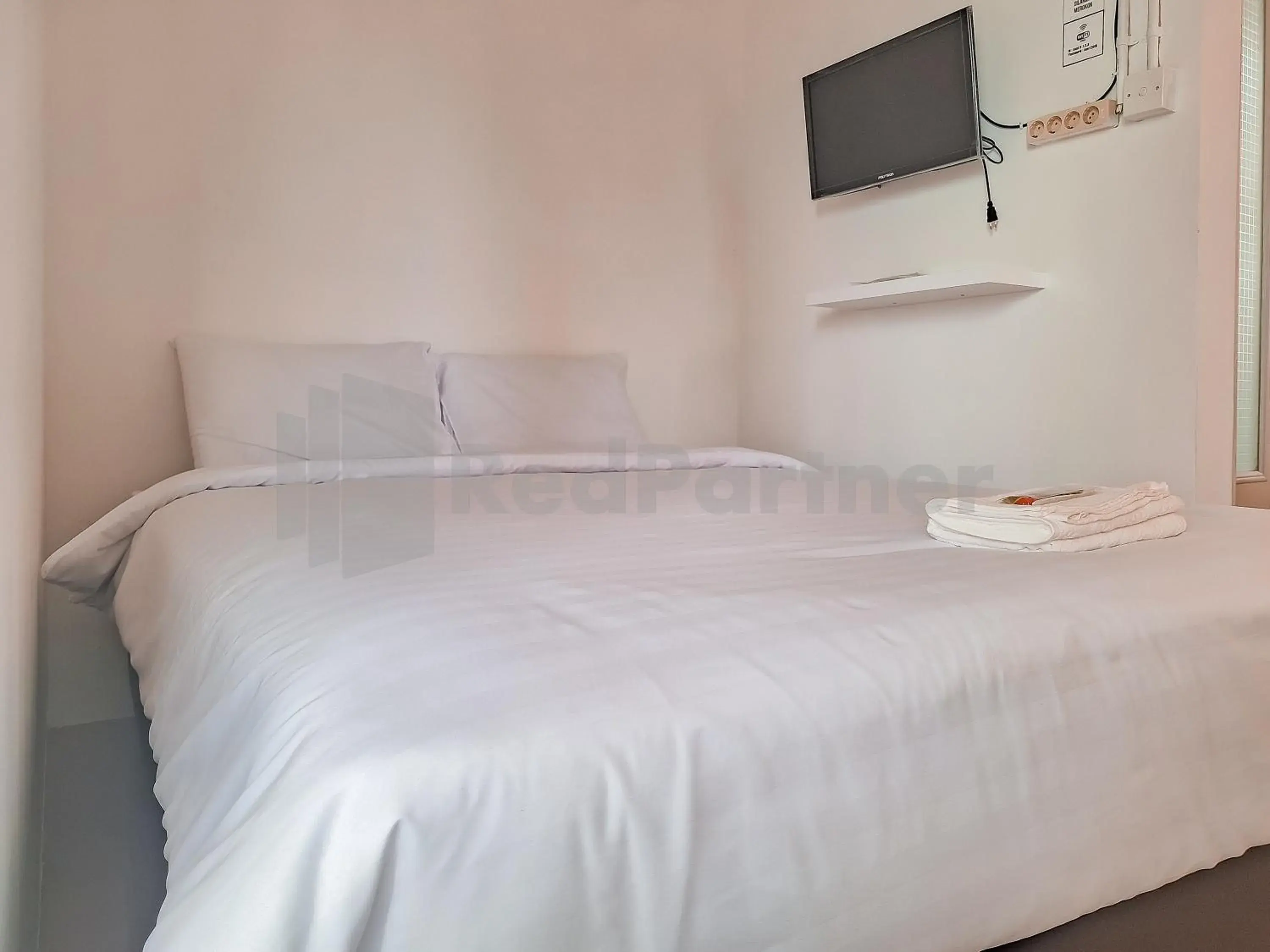 Deluxe Room - single occupancy in Adam Guesthouse Mitra RedDoorz Deluxe Room - single occupancy in Adam Guesthouse Mitra RedDoorz