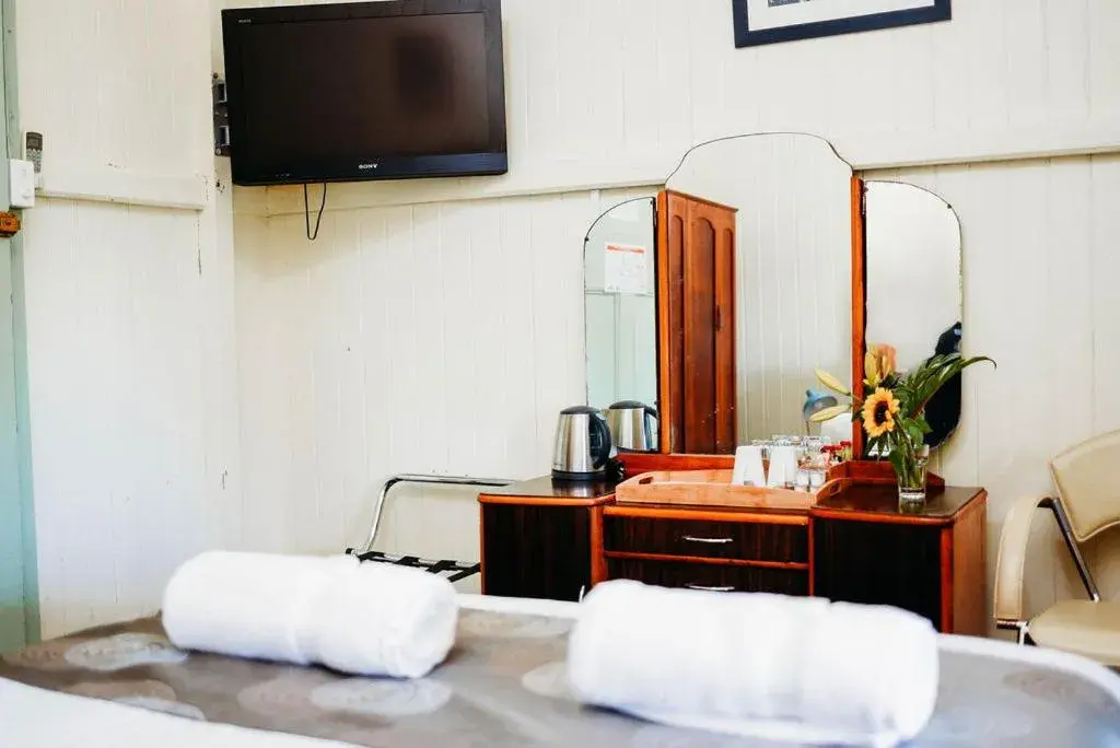 Queen Room with Shared Bathroom in Maleny Hotel Queen Room with Shared Bathroom in Maleny Hotel