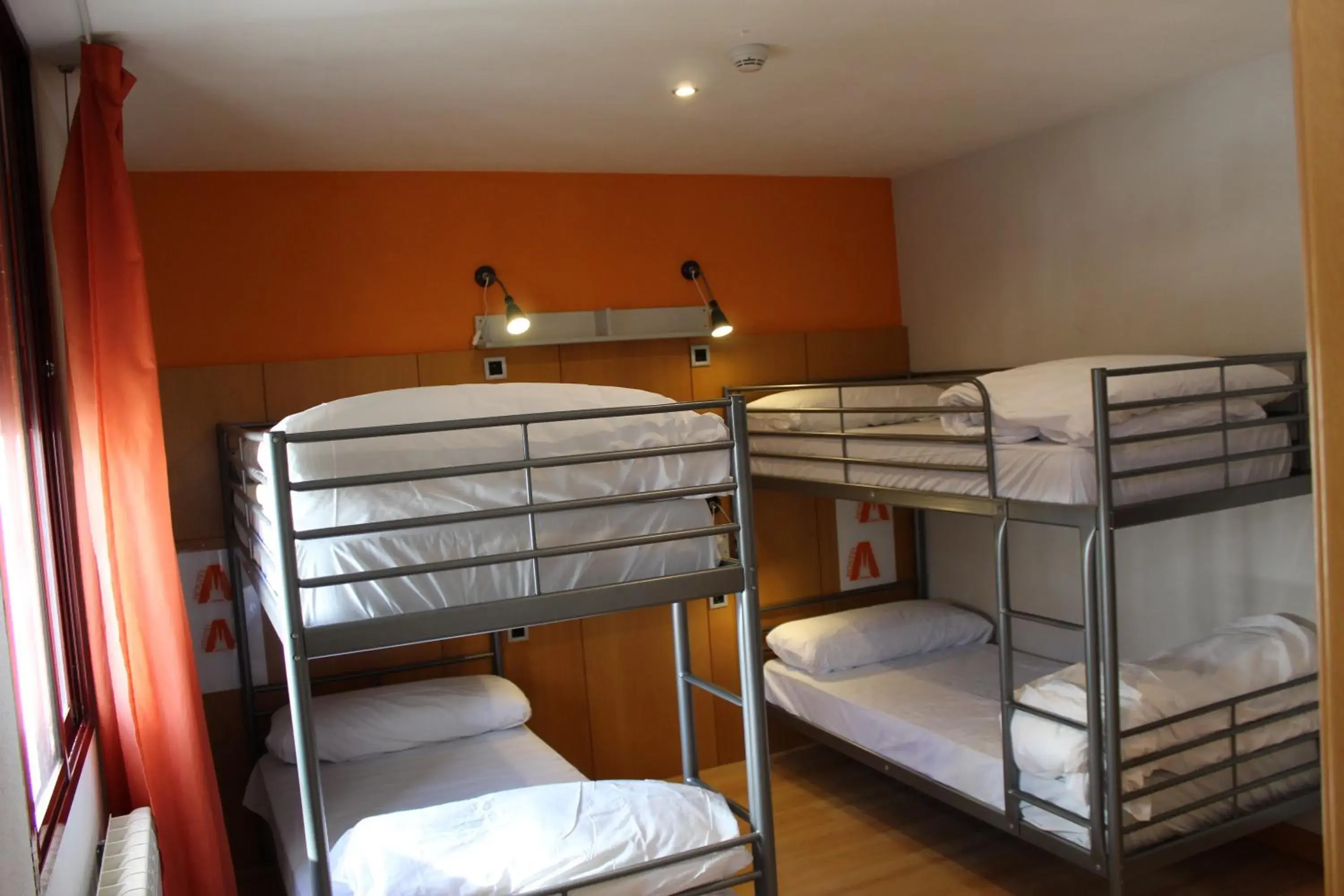 4-Bed Mixed Dormitory Room in Mola! Hostel Burgos 4-Bed Mixed Dormitory Room in Mola! Hostel Burgos