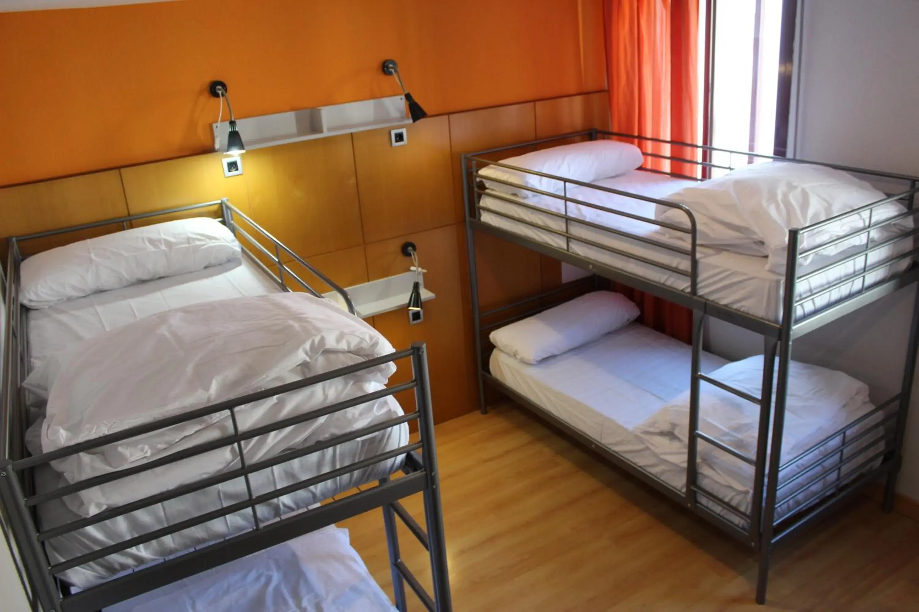 Mixed Dormitory Room in Mola! Hostel Burgos Mixed Dormitory Room in Mola! Hostel Burgos