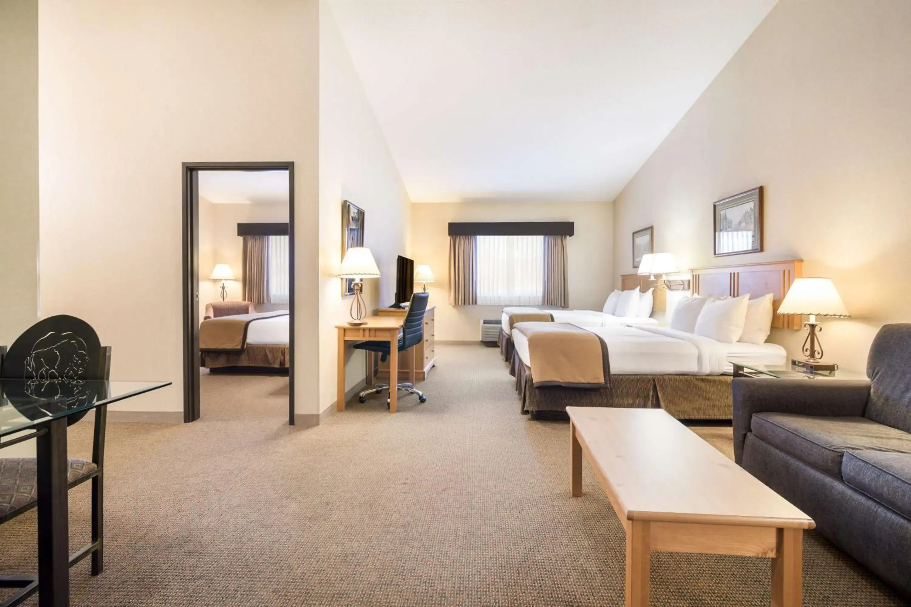 Family Suite with One King Bed and Two Queen Beds in Best Western Golden Spike Inn & Suites Family Suite with One King Bed and Two Queen Beds in Best Western Golden Spike Inn & Suites