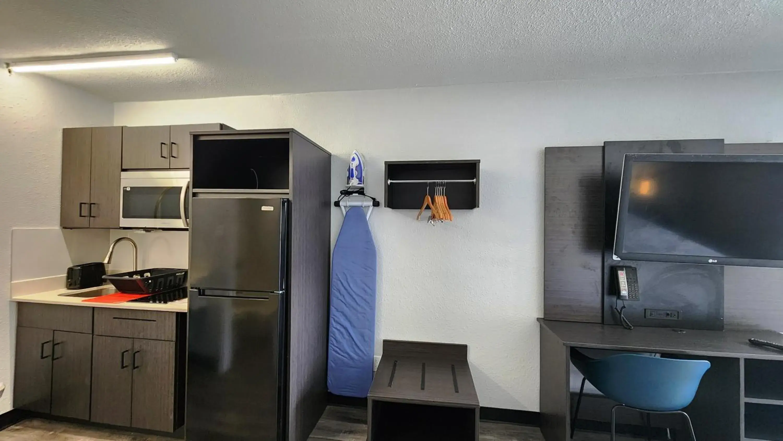 King Room - Disability Access - Non-Smoking in Studio 6 Alvin, TX King Room - Disability Access - Non-Smoking in Studio 6 Alvin, TX