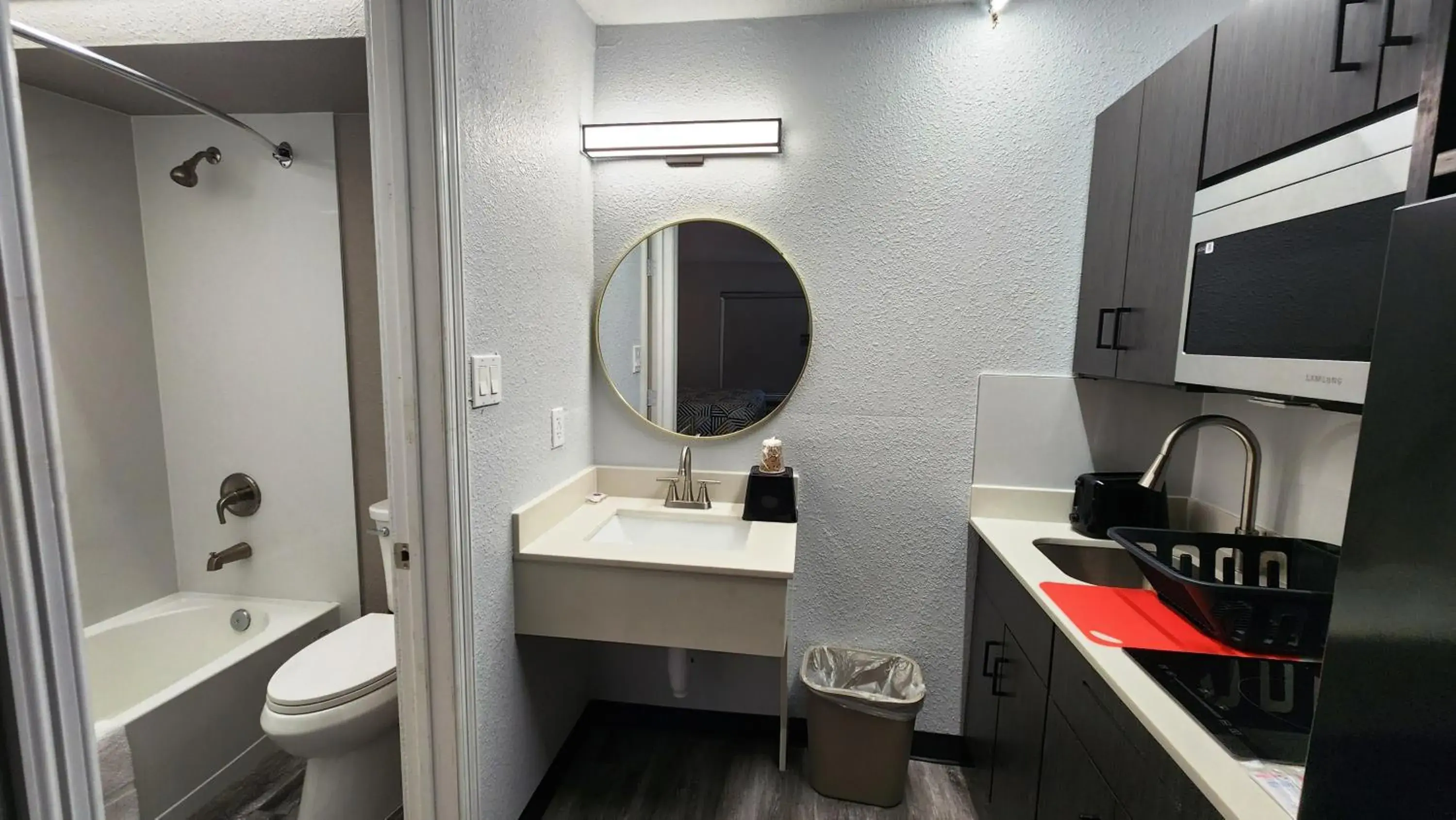 King Room - Non-Smoking in Knights Inn Alvin King Room - Non-Smoking in Knights Inn Alvin