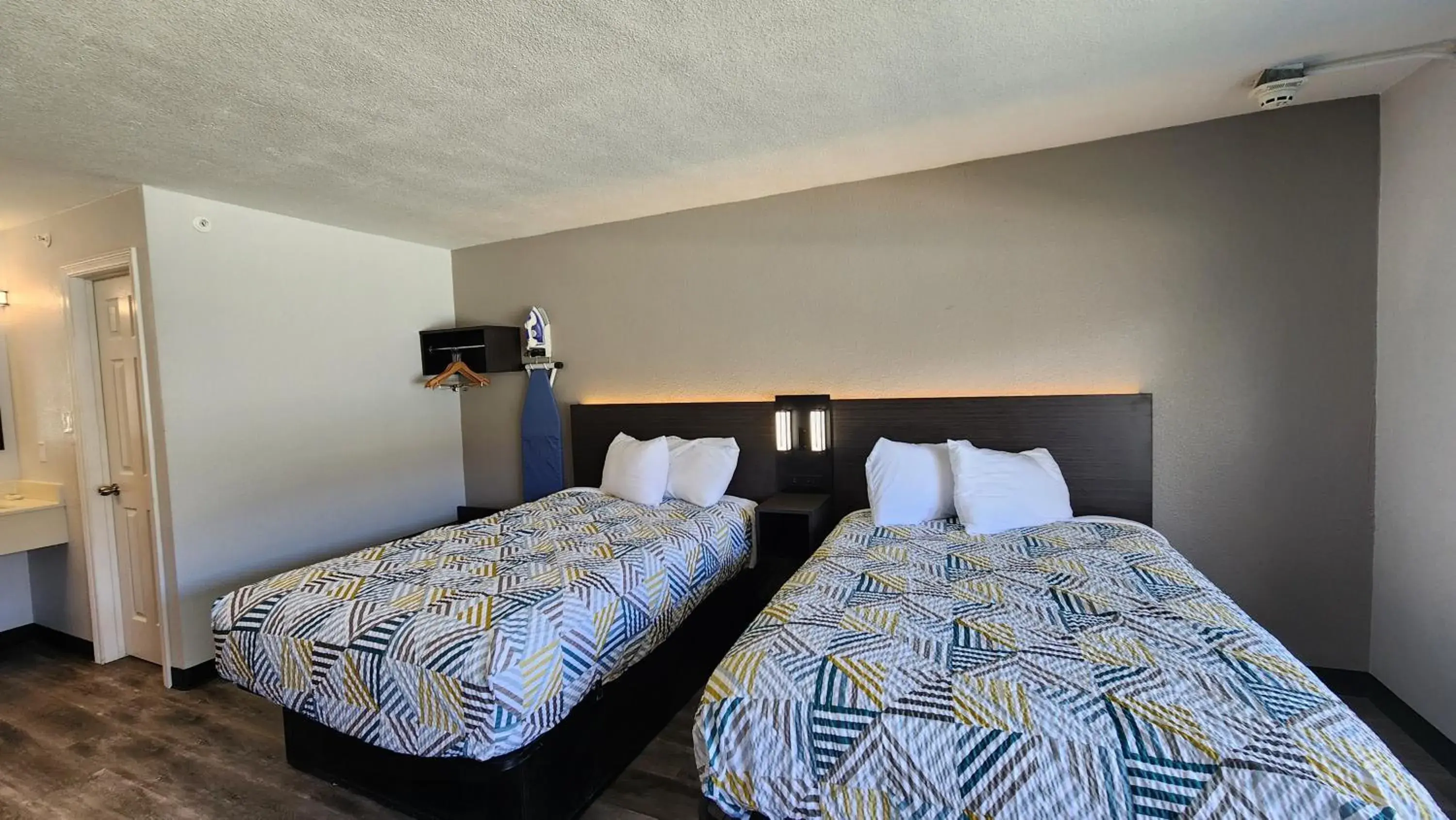 Quadruple Room - Non-Smoking in Studio 6 Alvin, TX Quadruple Room - Non-Smoking in Studio 6 Alvin, TX