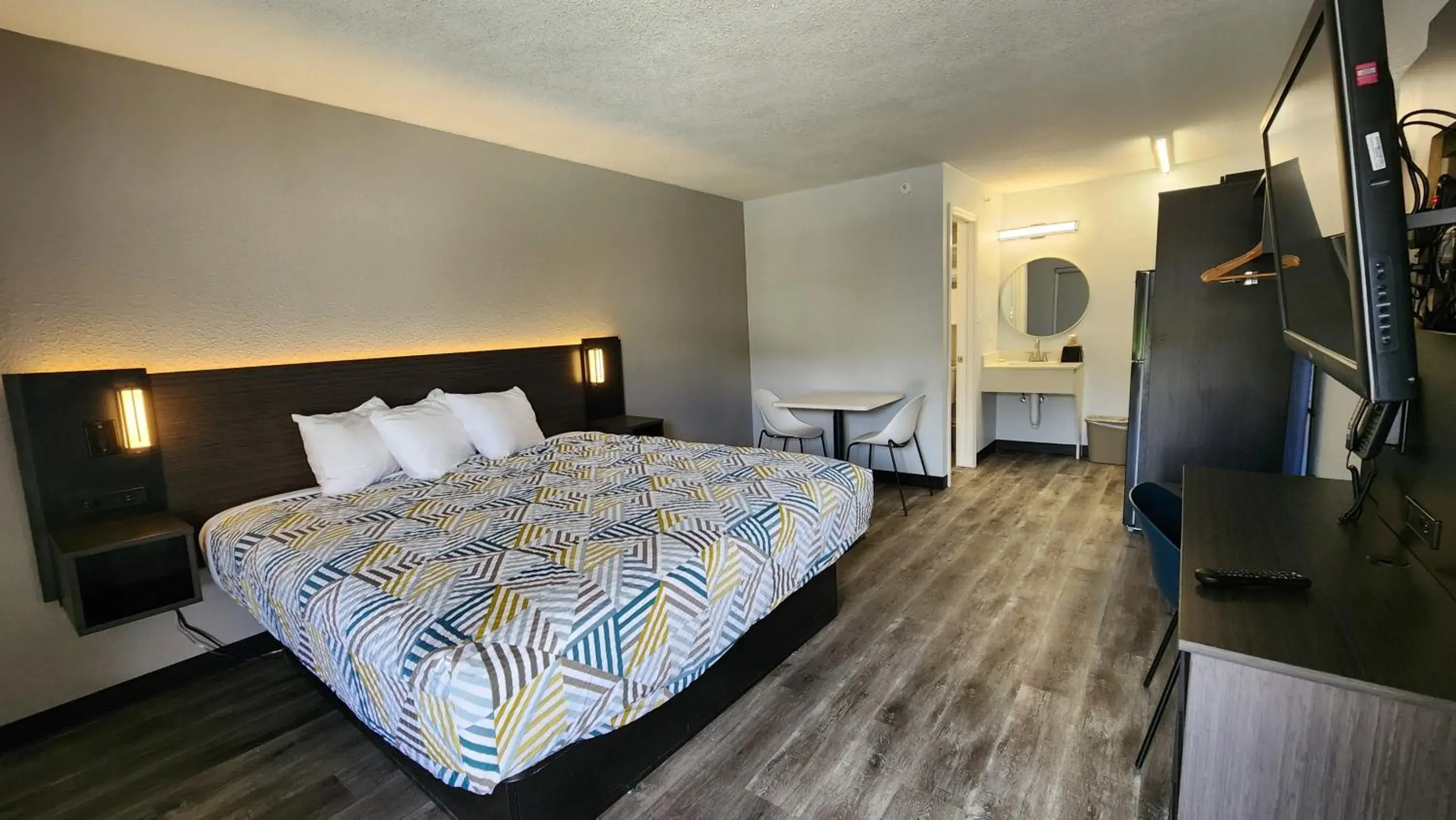 King Room - Non-Smoking in Studio 6 Alvin, TX King Room - Non-Smoking in Studio 6 Alvin, TX