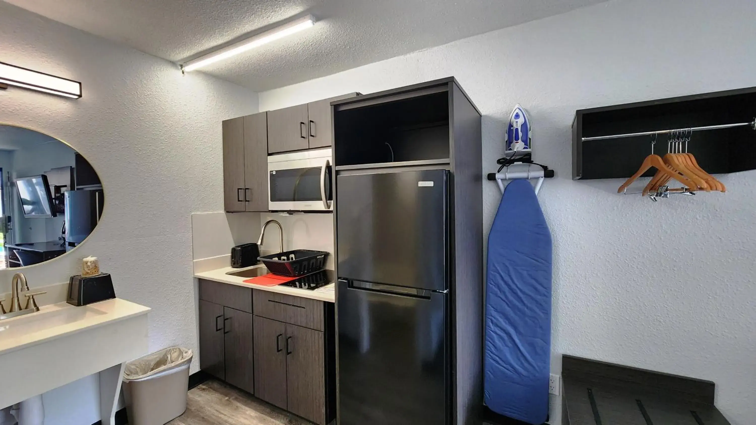 Quadruple Room - Non-Smoking in Knights Inn Alvin Quadruple Room - Non-Smoking in Knights Inn Alvin