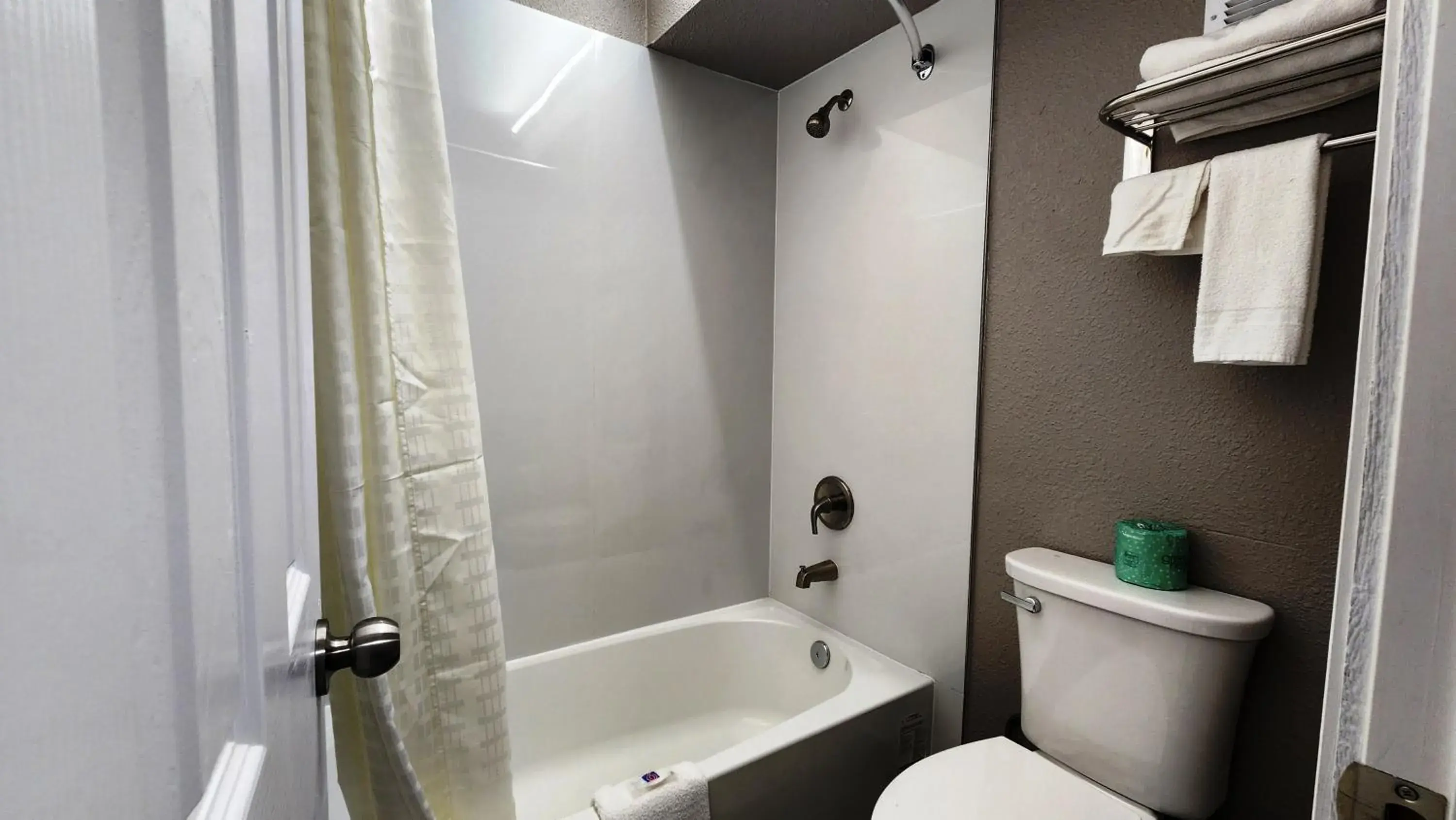 Double Room - Non-Smoking in Knights Inn Alvin Double Room - Non-Smoking in Knights Inn Alvin