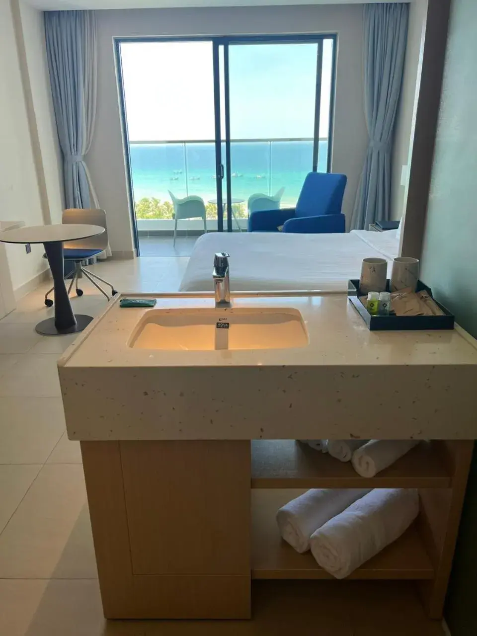 Deluxe Double or Twin Room with Sea View - single occupancy in Cam Ranh Nha Trang resort Deluxe Double or Twin Room with Sea View - single occupancy in Cam Ranh Nha Trang resort
