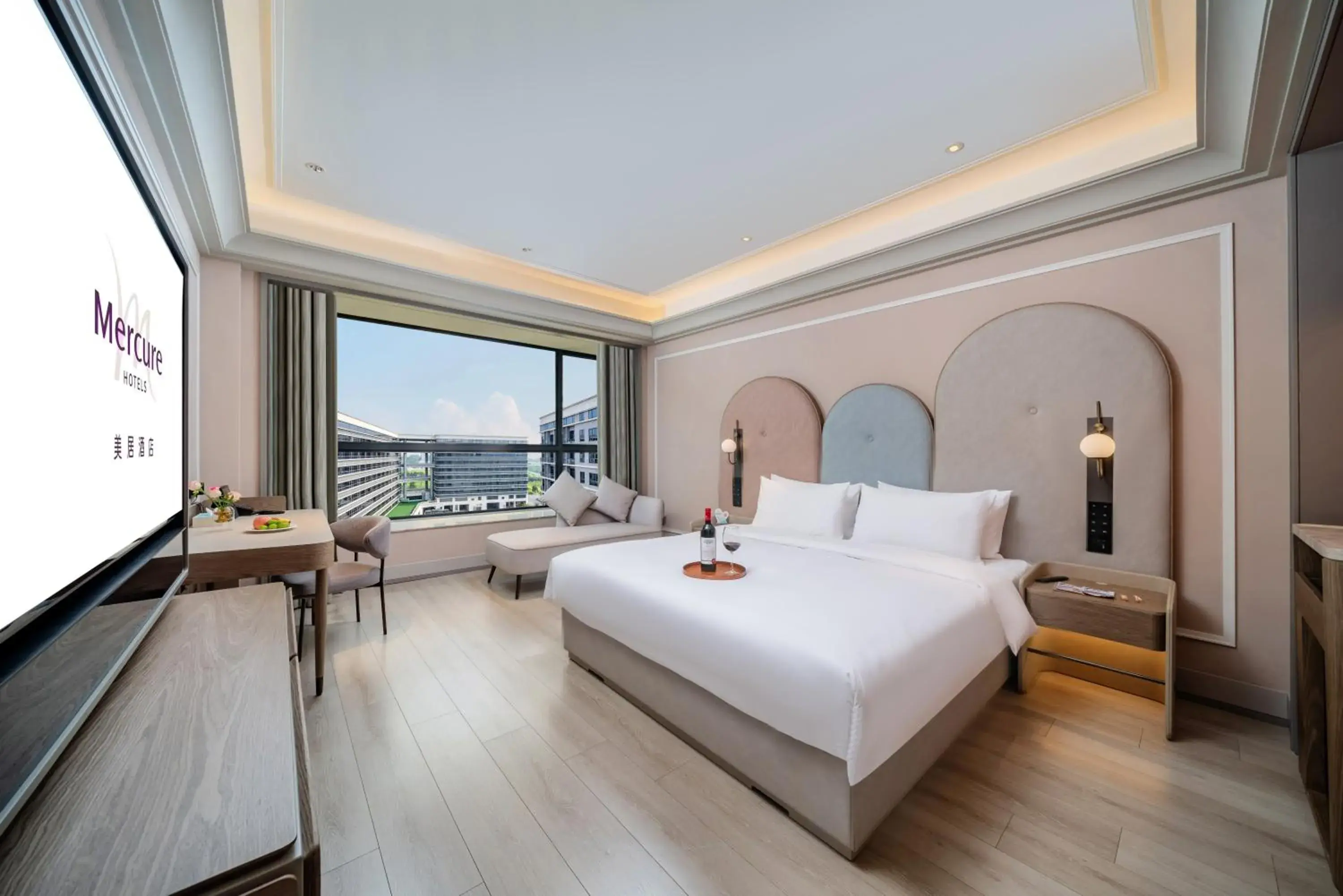 Superior Room with One King Bed in Mercure Guangzhou Baiyun International Airport - Airport Free Shuttle Bus Superior Room with One King Bed in Mercure Guangzhou Baiyun International Airport - Airport Free Shuttle Bus