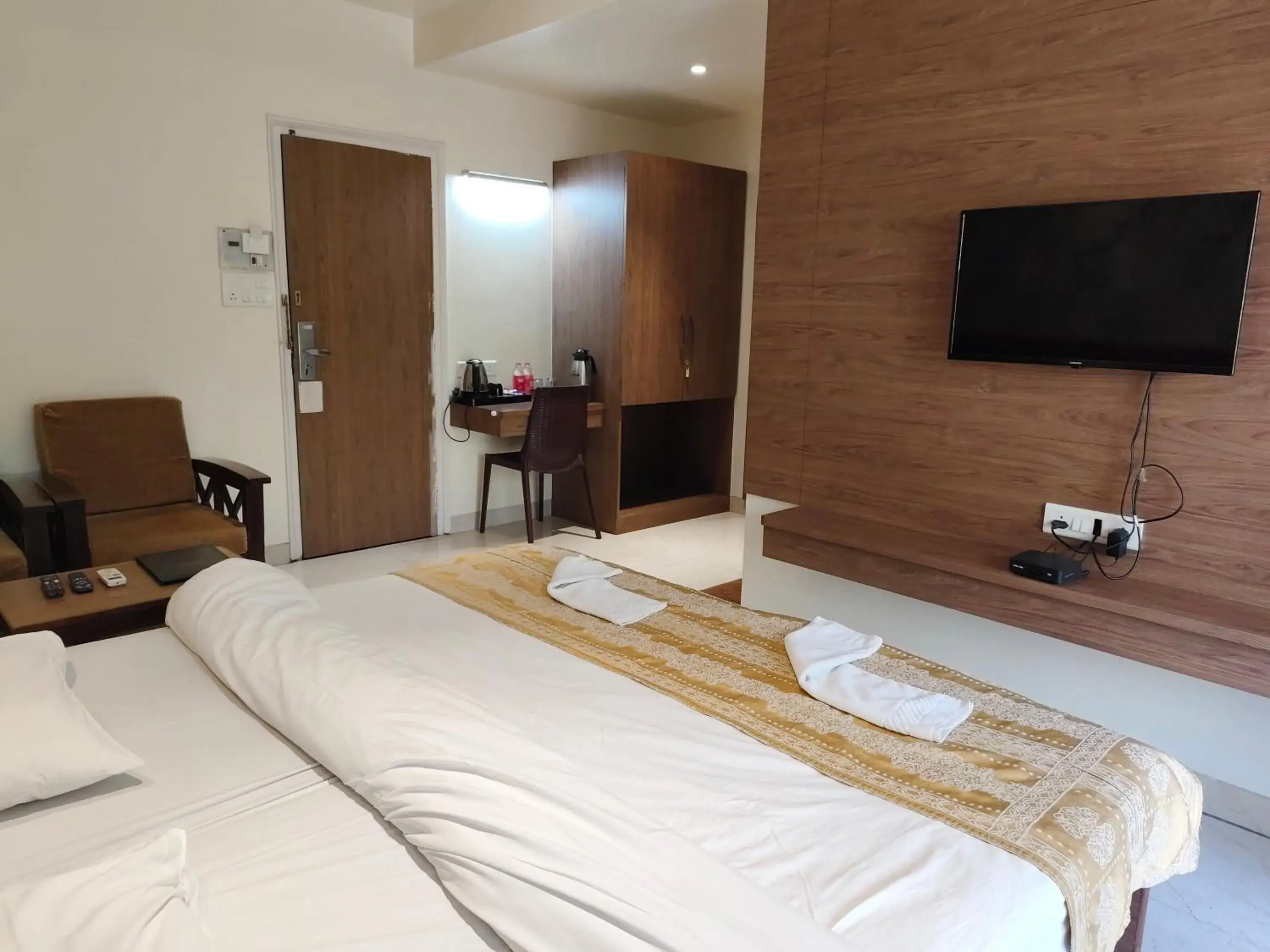 Double Room with Balcony - single occupancy in Hotel Shreyas Double Room with Balcony - single occupancy in Hotel Shreyas