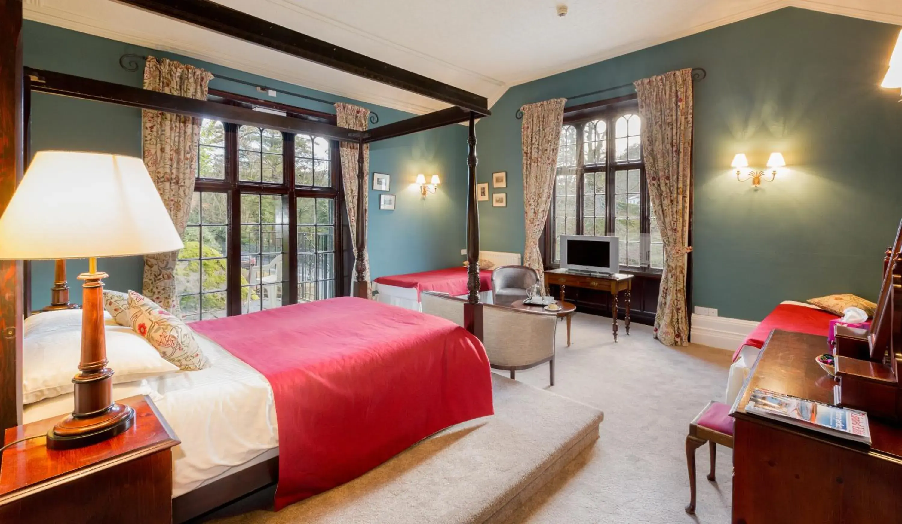 Superior Family Room in Badger Bar Superior Family Room in Badger Bar