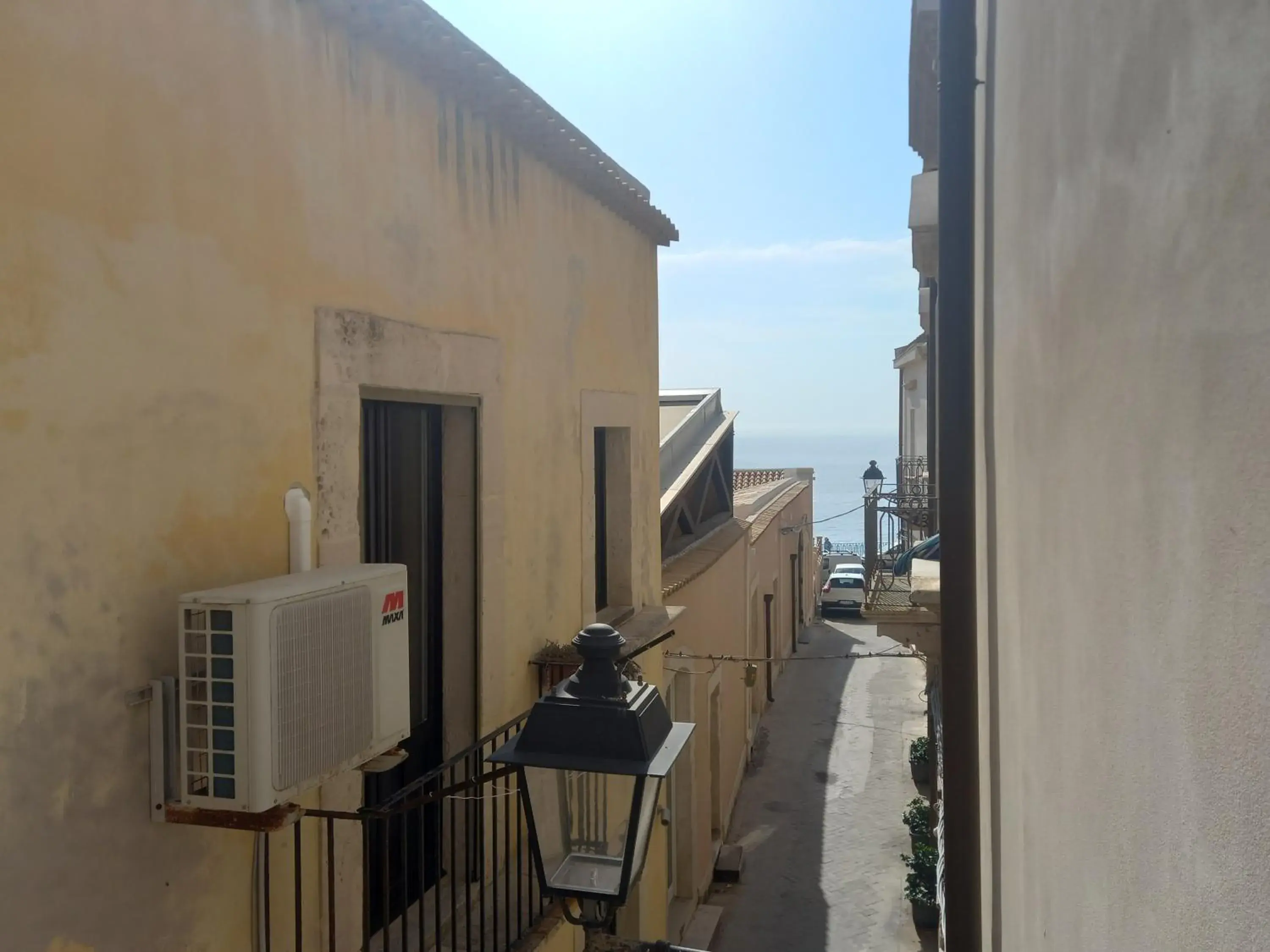Deluxe Double Room with Side Sea View in Lanterne Magiche Ortigia Suites Deluxe Double Room with Side Sea View in Lanterne Magiche Ortigia Suites
