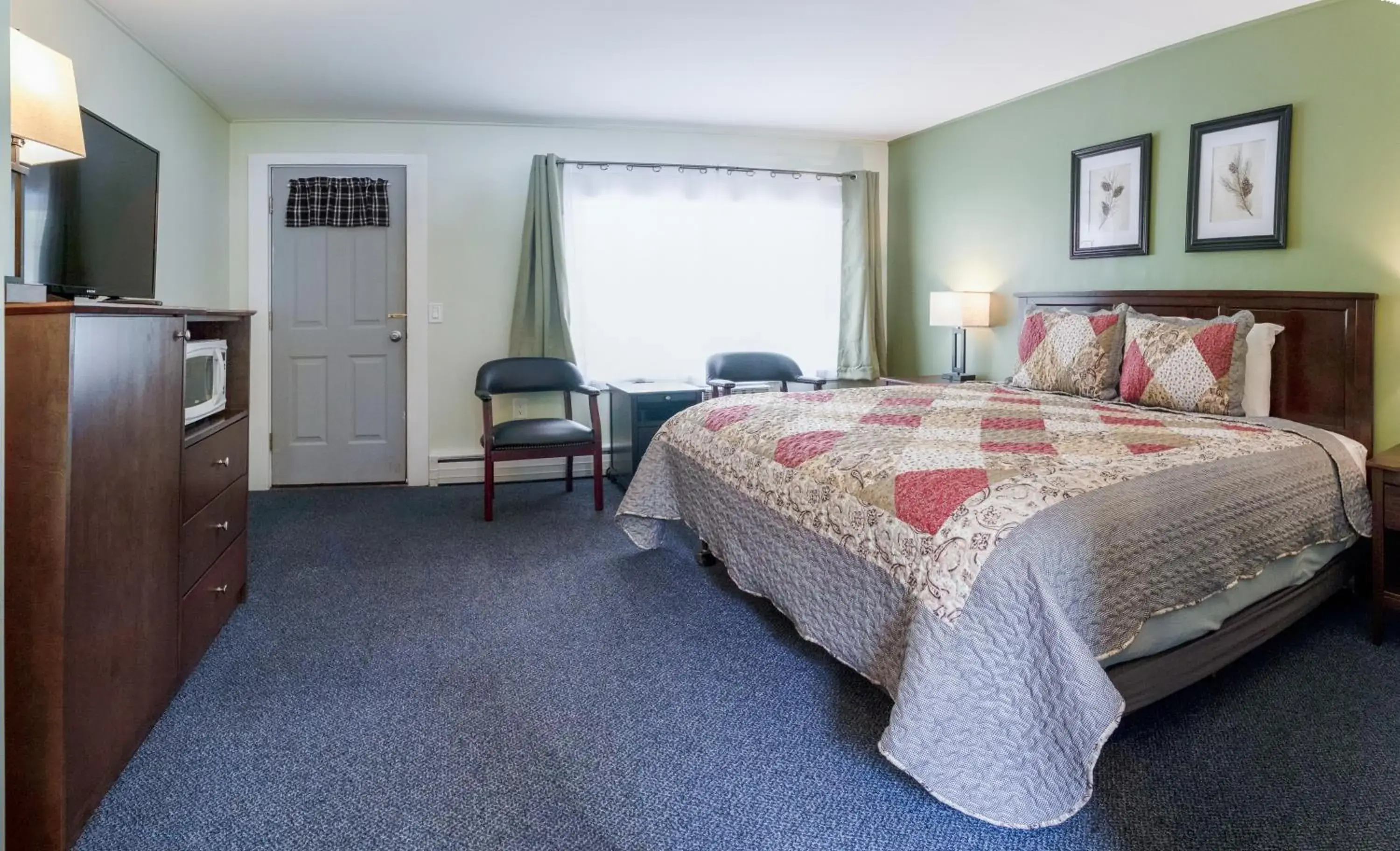 Deluxe King Room in Acadia Pines Motel Deluxe King Room in Acadia Pines Motel