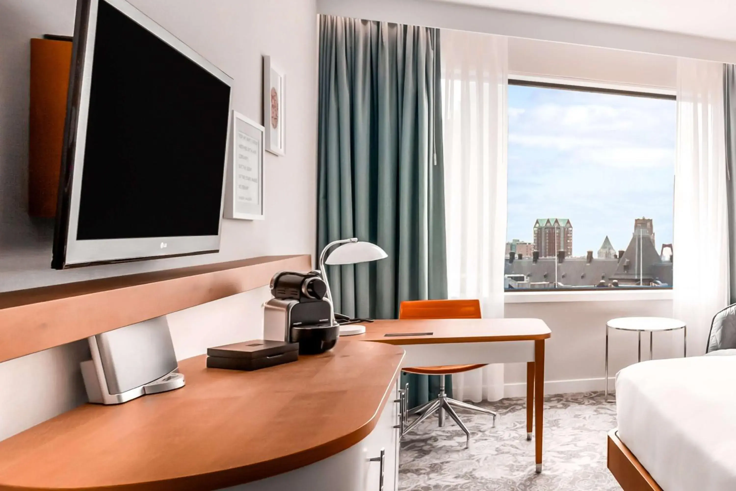 Deluxe King Room - High Floor in Hilton Rotterdam Deluxe King Room - High Floor in Hilton Rotterdam