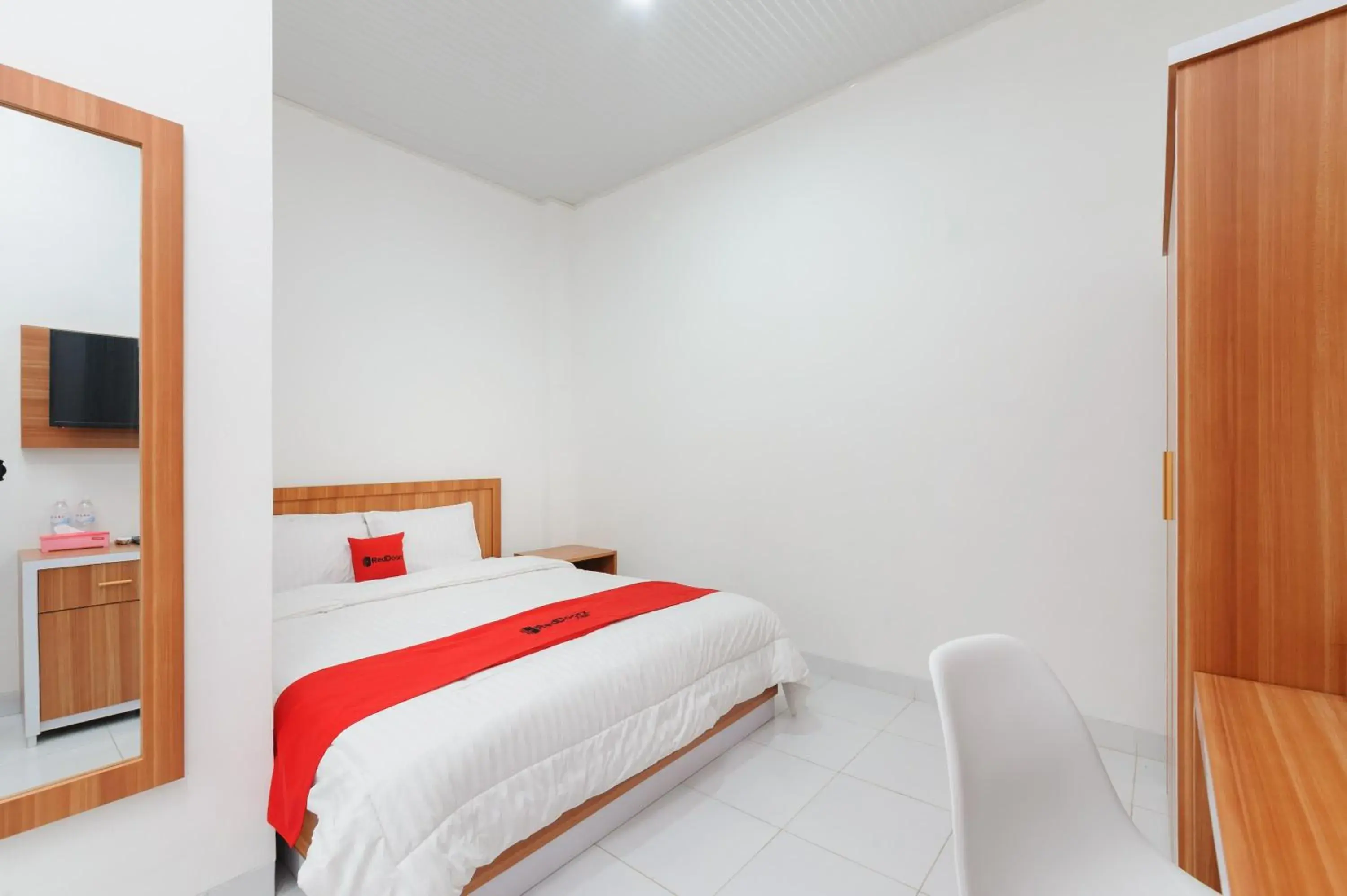 Standard Double Room in RedDoorz Plus Syariah near Mall Boemi Kedaton Lampung Standard Double Room in RedDoorz Plus Syariah near Mall Boemi Kedaton Lampung