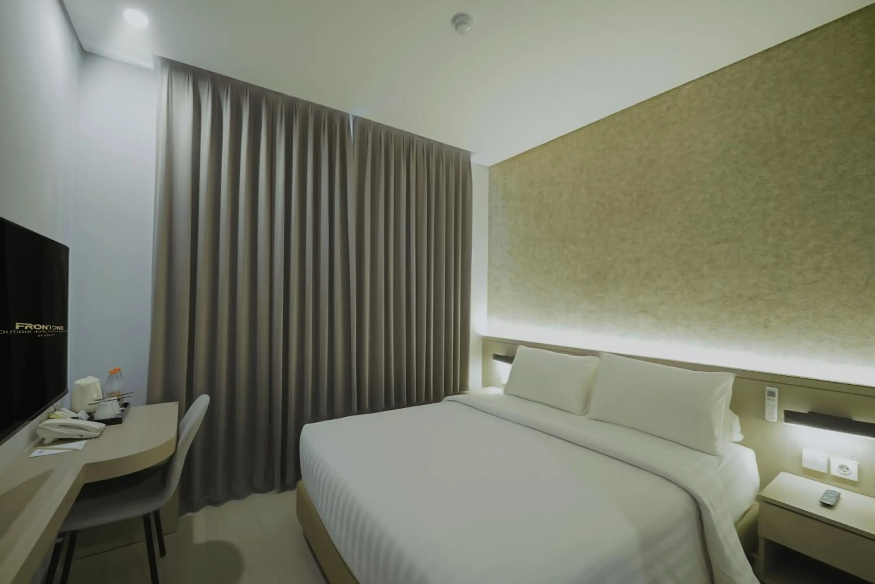 Deluxe Double Room in Front One Boutique Hotel Taman Anggrek Deluxe Double Room in Front One Boutique Hotel Taman Anggrek
