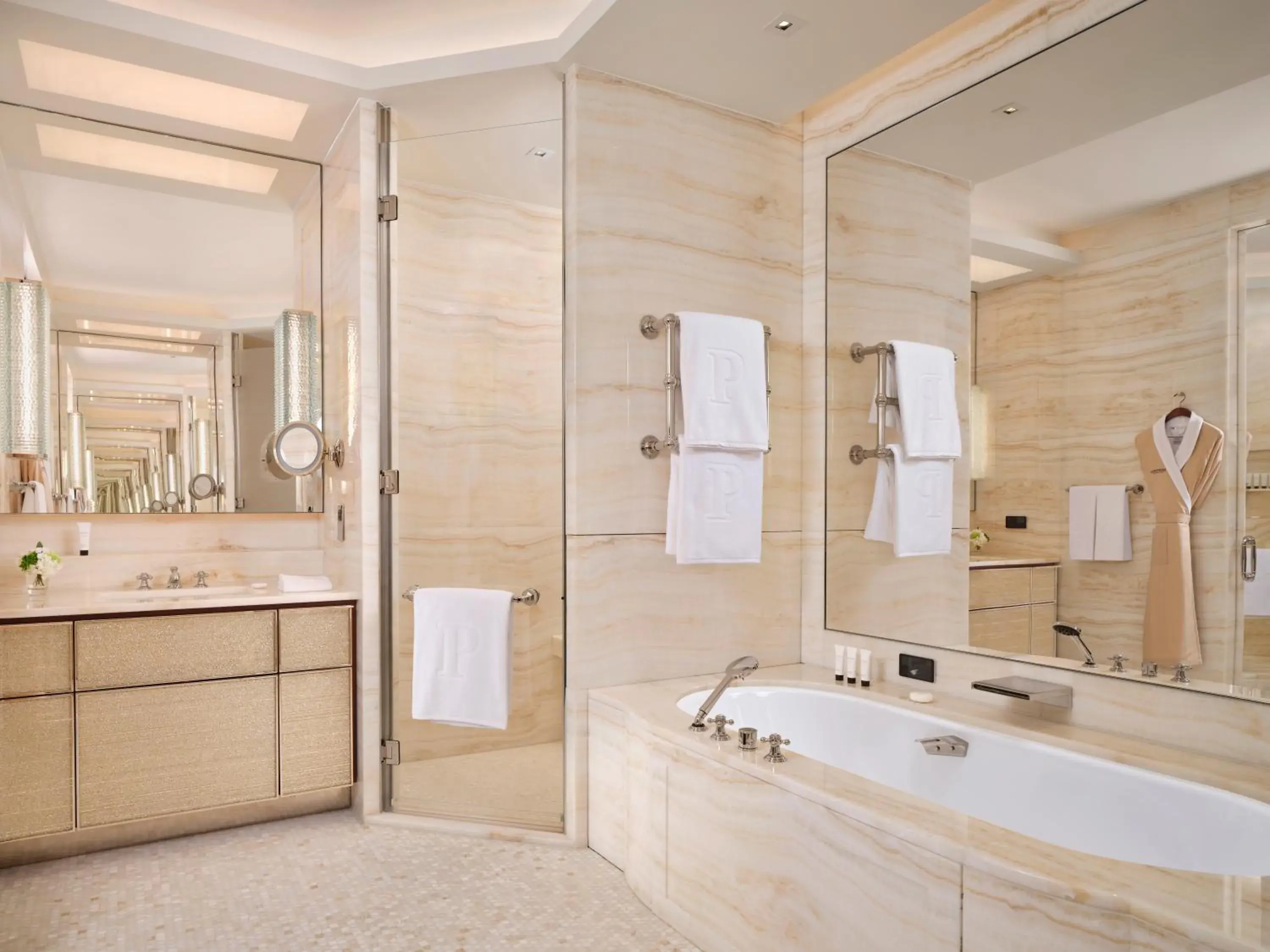 Grand Premier Park Room King in The Peninsula London Grand Premier Park Room King in The Peninsula London