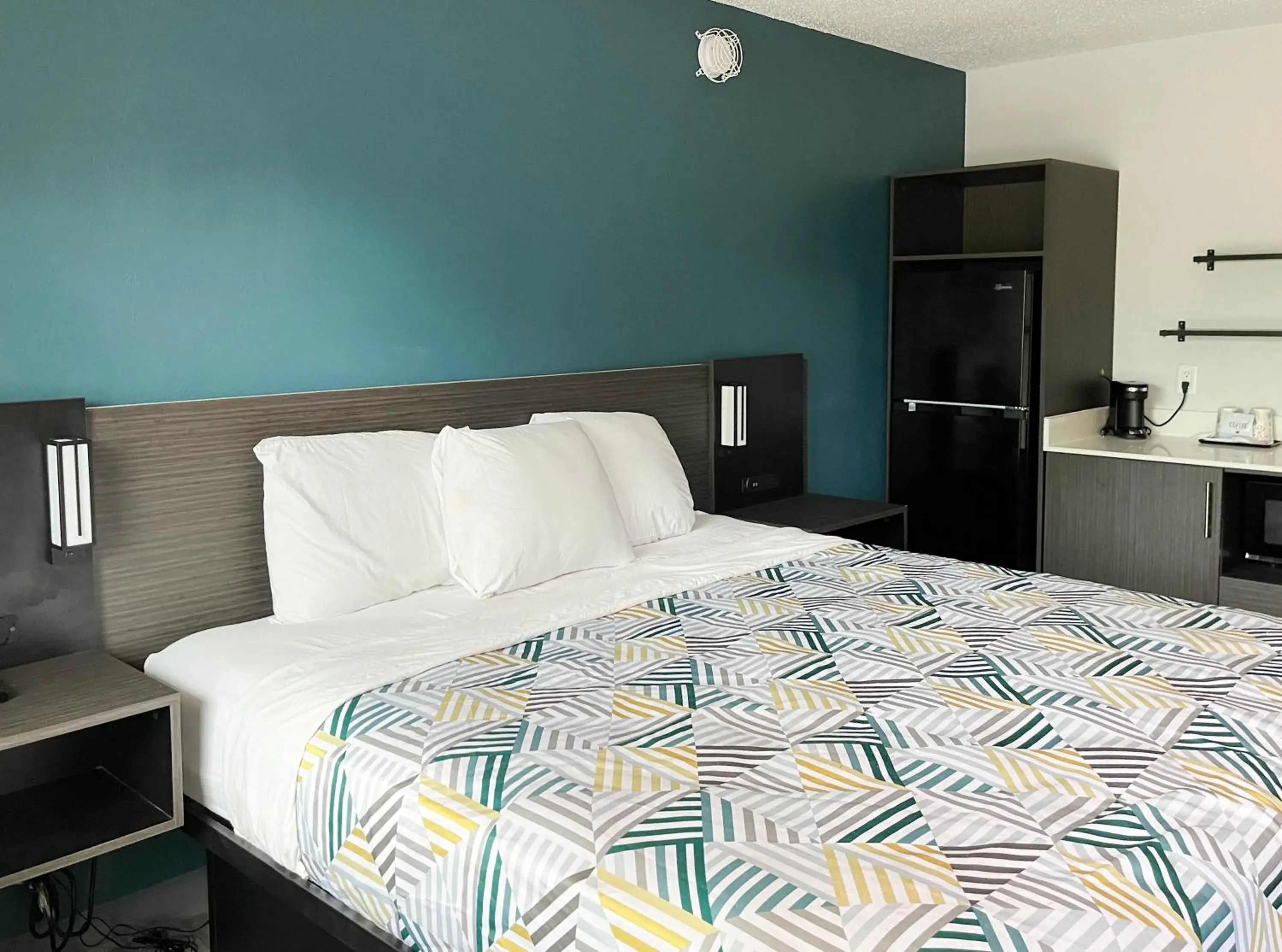King Room - single occupancy - Non-Smoking in Studio 6 Suites - Lafayette, IN King Room - single occupancy - Non-Smoking in Studio 6 Suites - Lafayette, IN