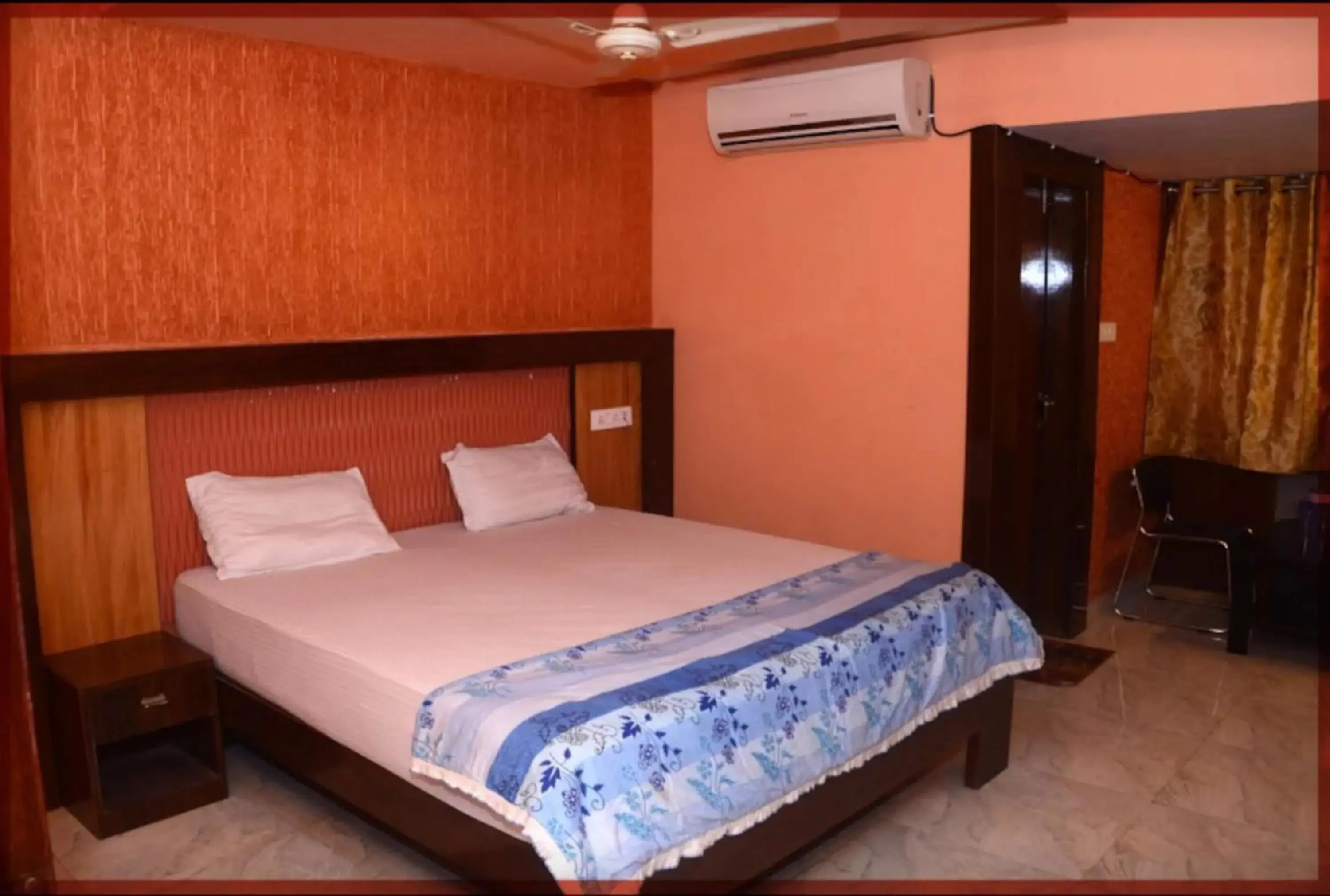 Deluxe King Room in Goroomgo Swastik Guest House Varanasi Near Kashi Vishwanath Temple Deluxe King Room in Goroomgo Swastik Guest House Varanasi Near Kashi Vishwanath Temple