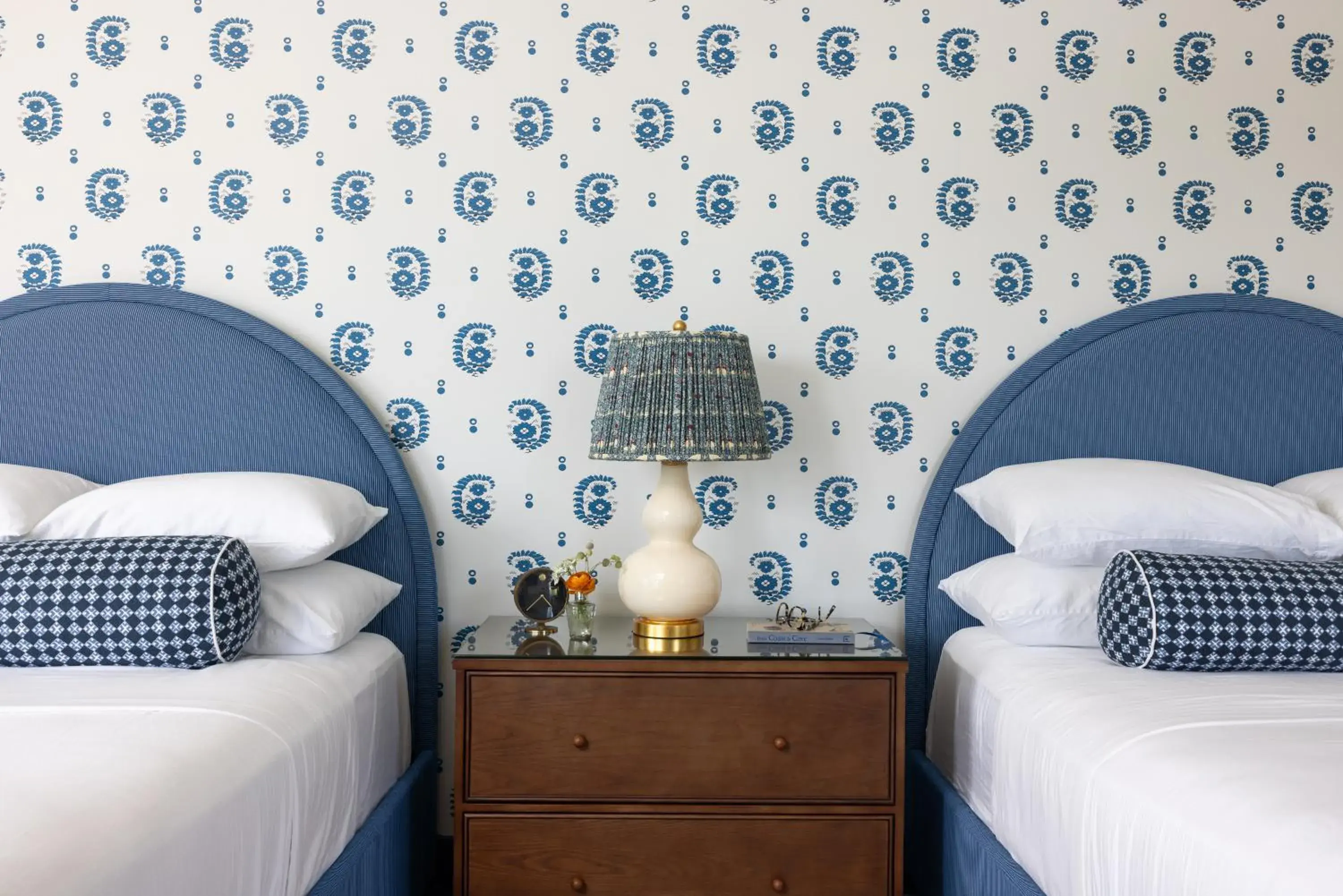 Queen Room in The George Hotel Queen Room in The George Hotel